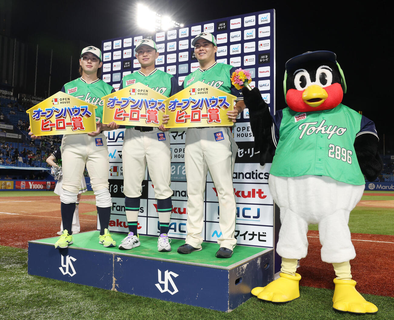 ヤクルト対DeNA DeNAに勝利しお立ち台に上がる、左からヤクルト長岡秀樹、石原勇輝、松本健吾、つば九郎（撮影・宮地輝）