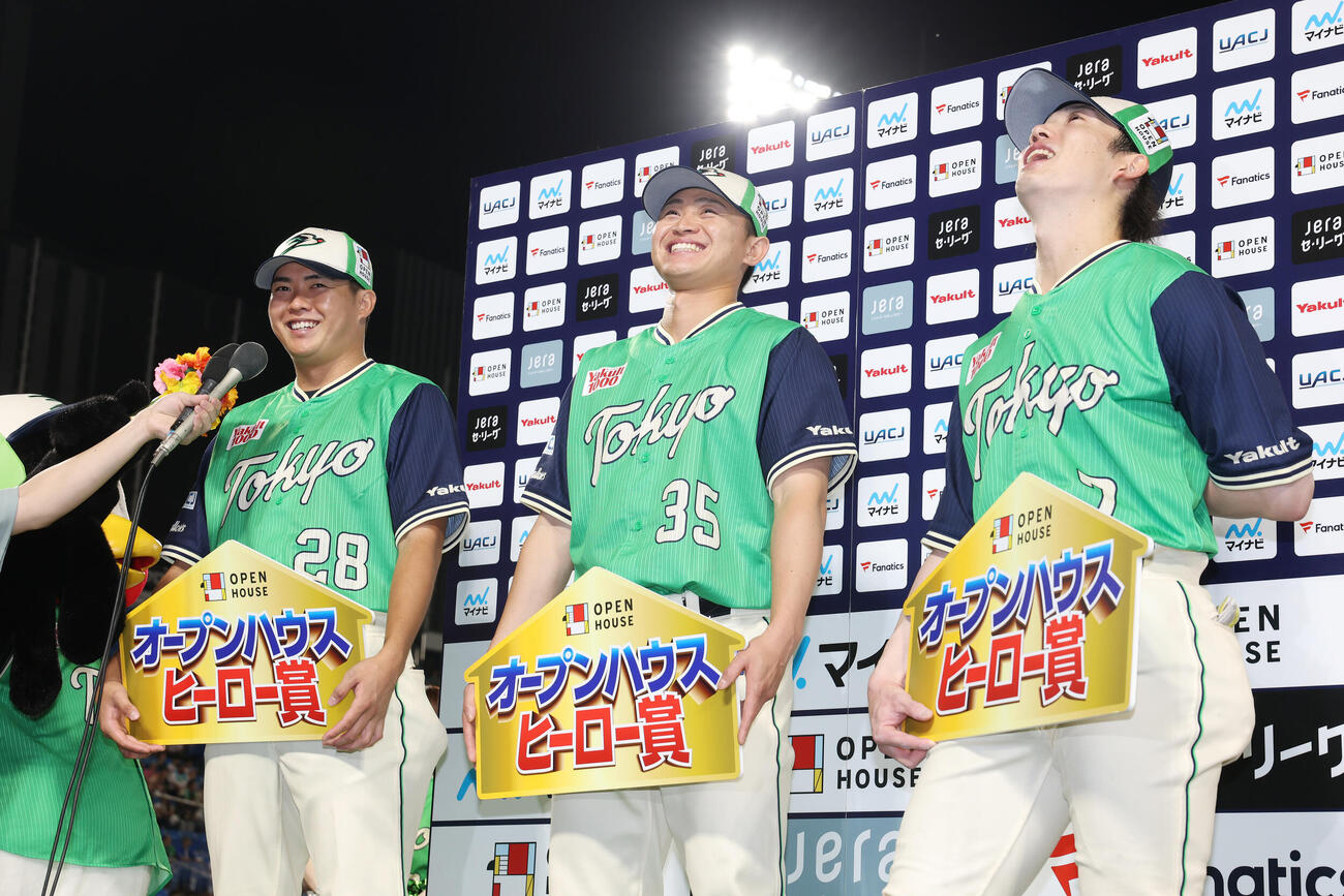 ヤクルト対DeNA DeNAに勝利しお立ち台で笑顔を見せるヤクルト松本健吾（左）、石原勇輝（中央）、長岡秀樹（撮影・宮地輝）
