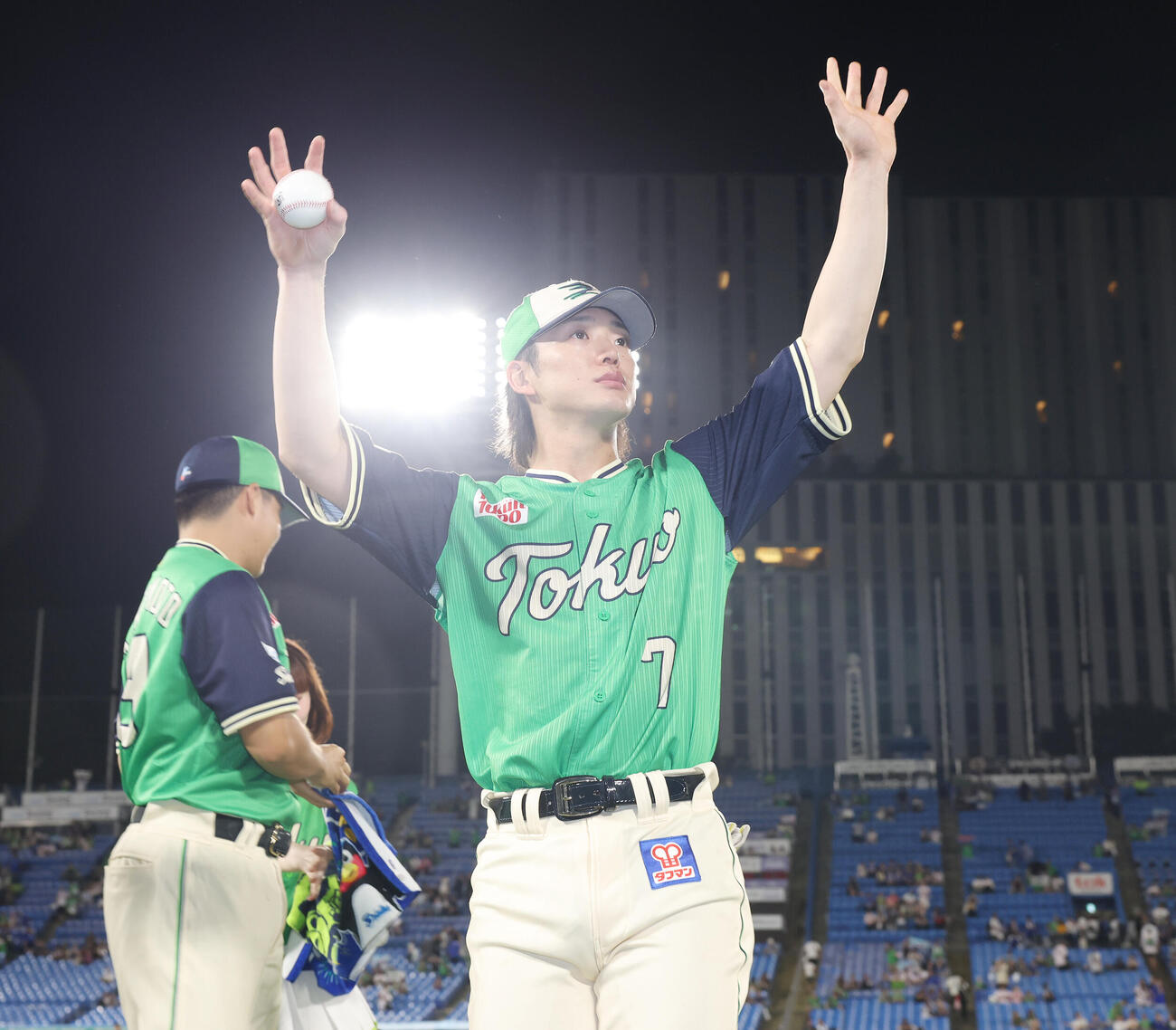ヤクルト対DeNA DeNAに勝利しファンに手を振るヤクルト長岡秀樹（撮影・宮地輝）