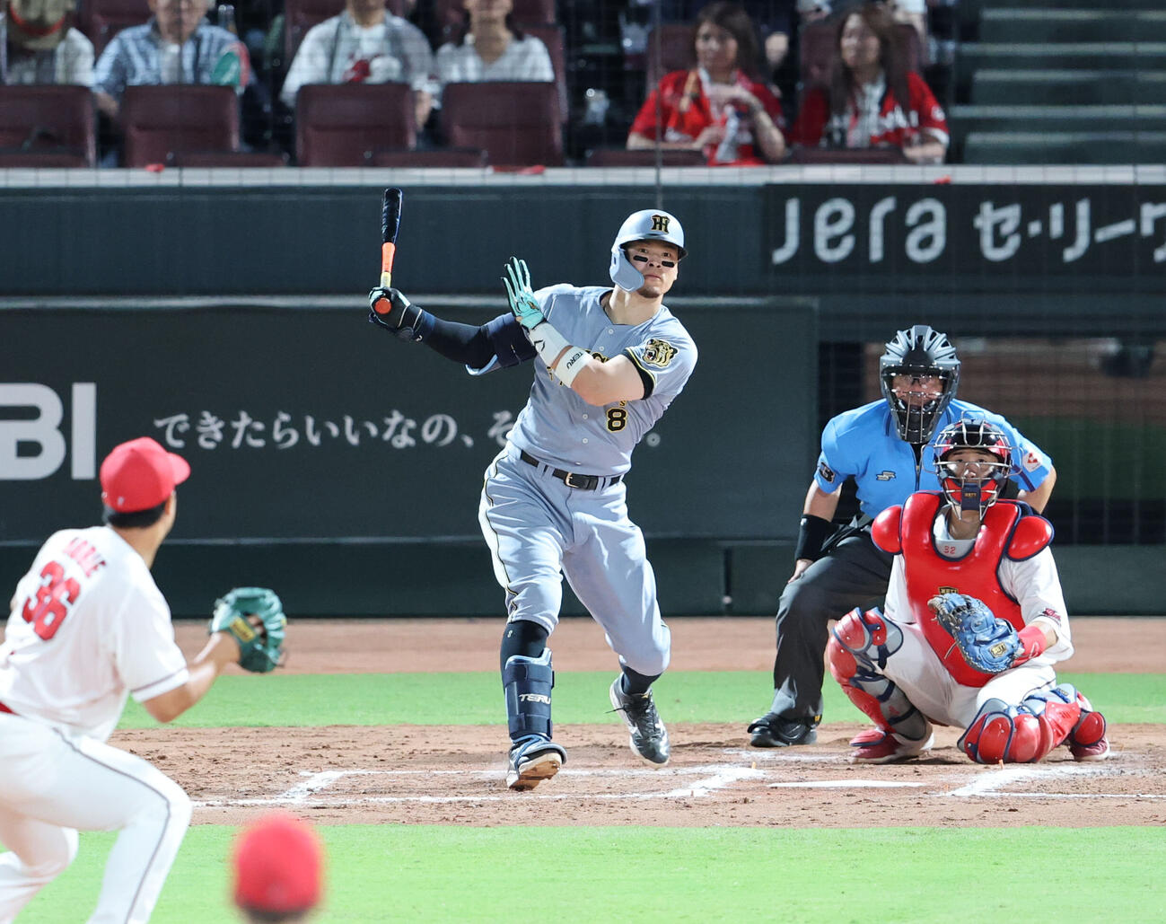 広島対阪神　8回表阪神無死、佐藤輝明は中越え二塁打を放つ（撮影・梅根麻紀）
