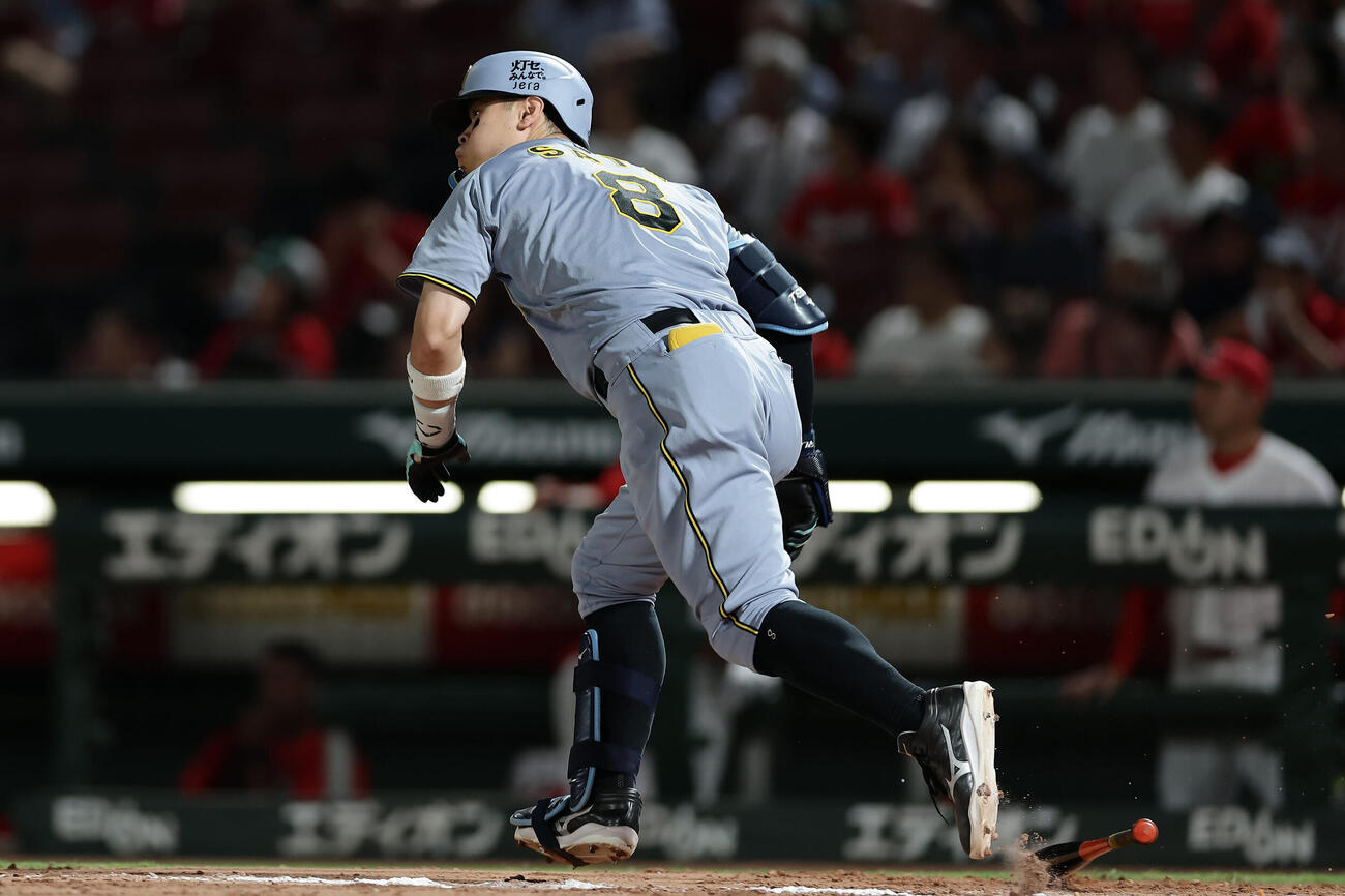 広島対阪神　8回表阪神無死、左中間へ二塁打を放つ佐藤輝明（撮影・前田充）