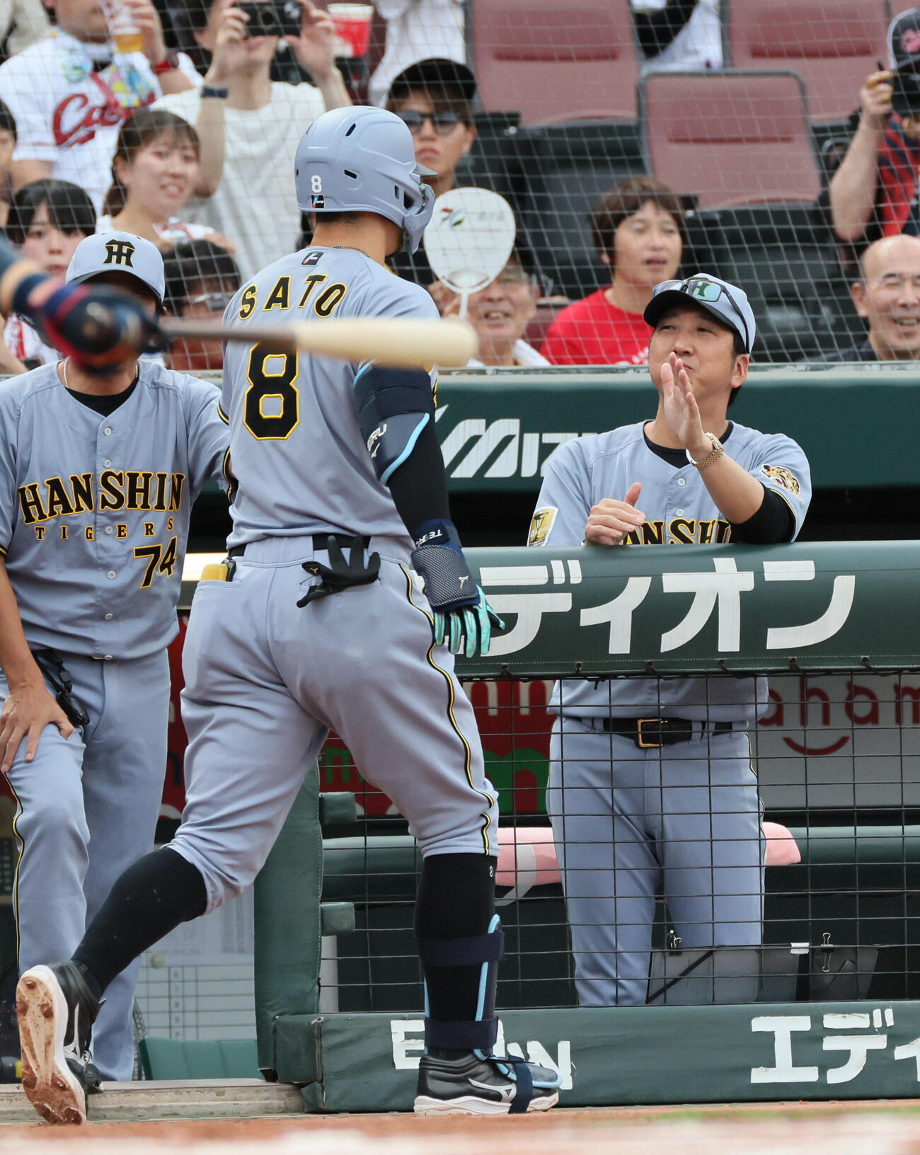 広島対阪神　1回表阪神2死一塁、先制中越え2点本塁打を放った佐藤輝明を迎える藤川球児監督（右）（撮影・加藤孝規）