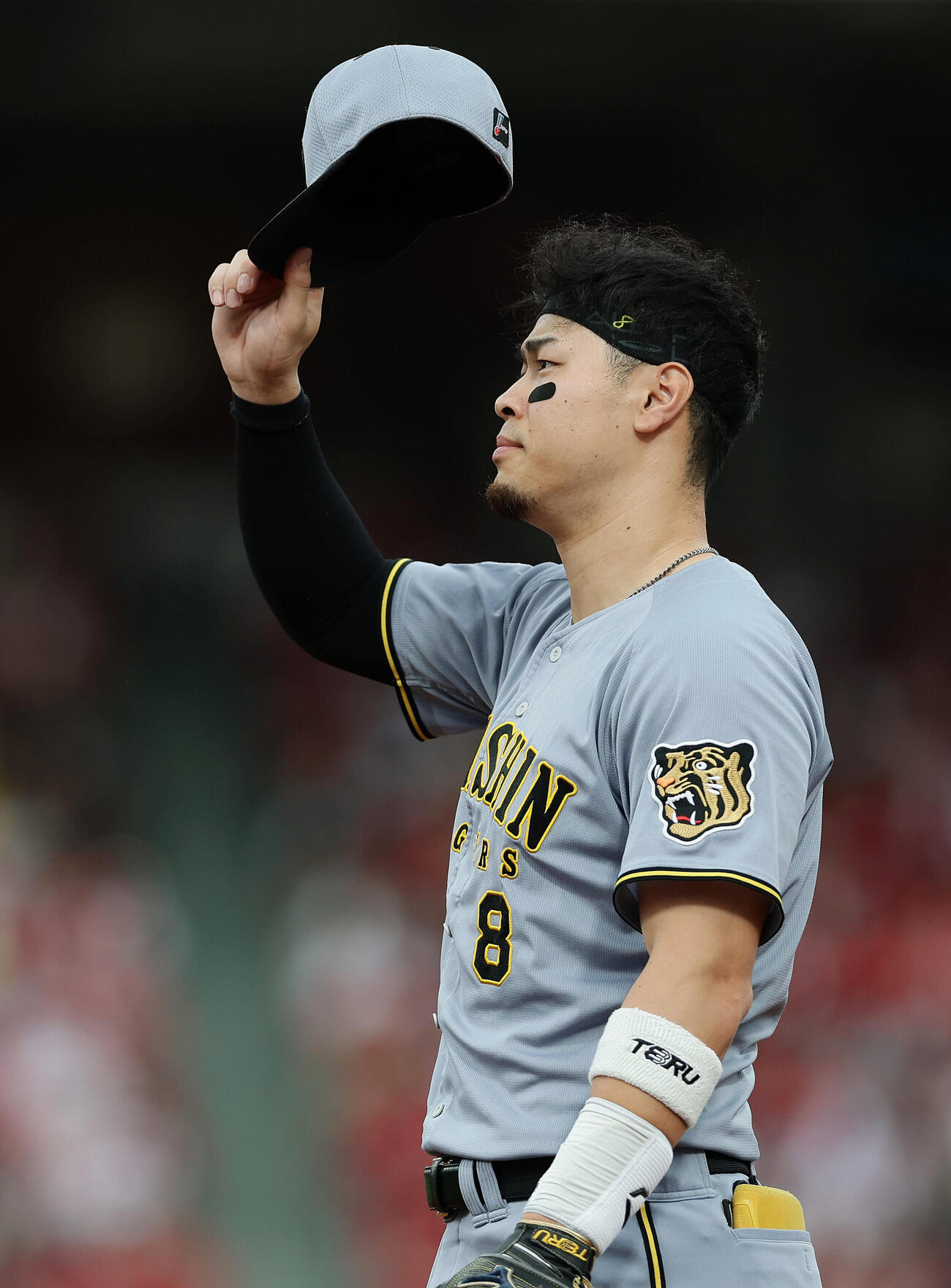 広島対阪神　1回裏、ファンの声援に応える阪神佐藤輝明（撮影・前田充）