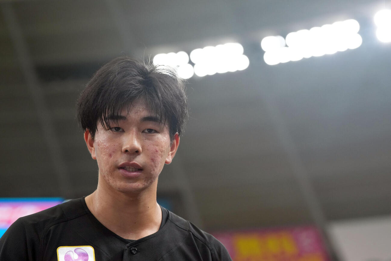 練習終了後、記者に囲まれるロッテ吉川悠斗（撮影・たえ見朱実）