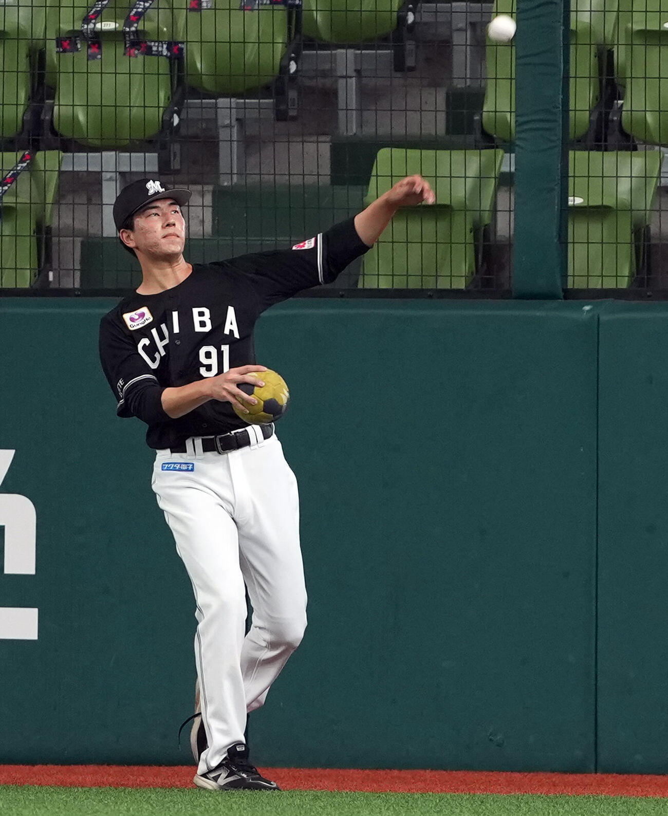 1軍に合流したロッテ吉川悠斗（左）（撮影・たえ見朱実）