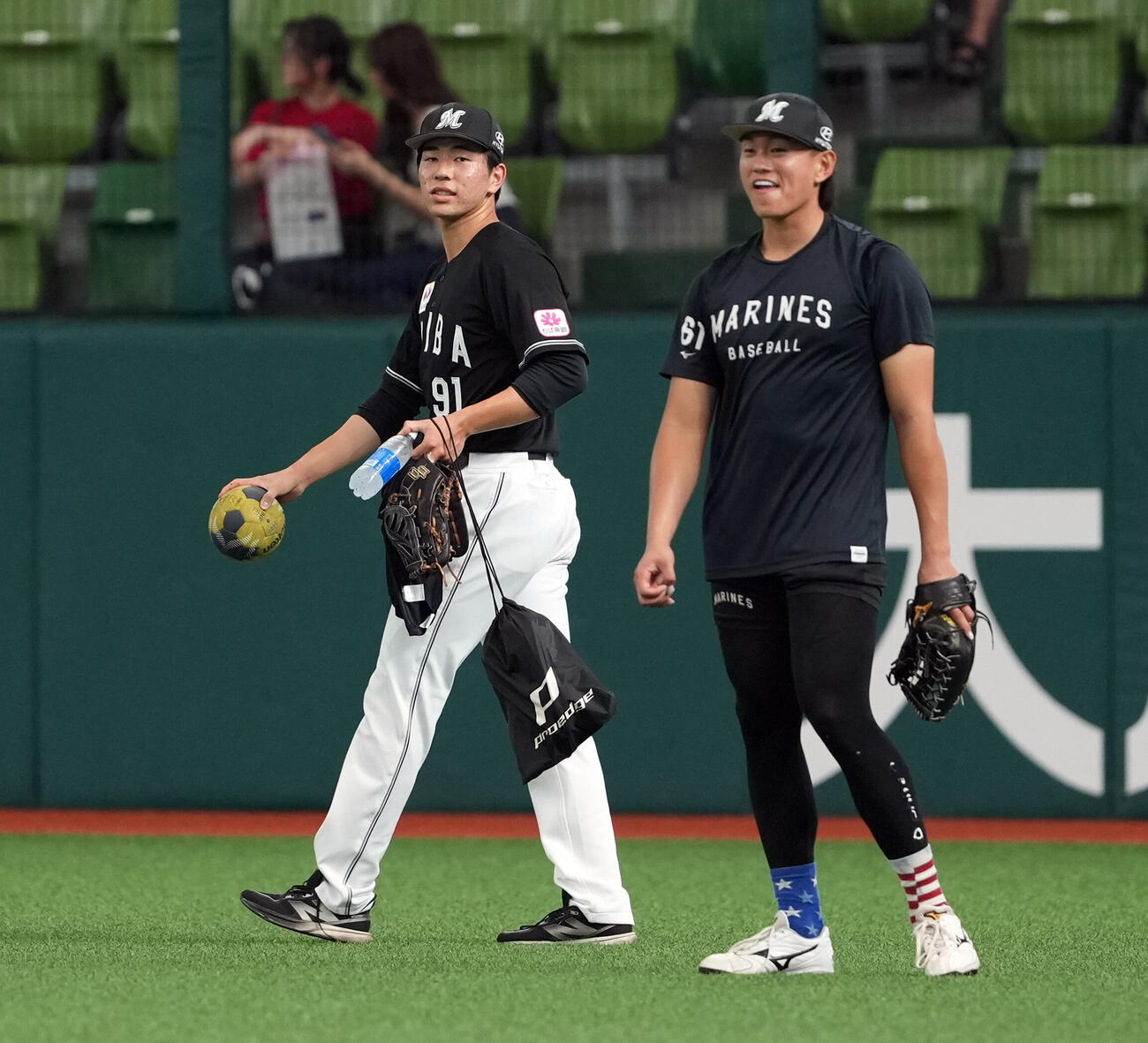 1軍に合流したロッテ吉川悠斗（左）（撮影・たえ見朱実）