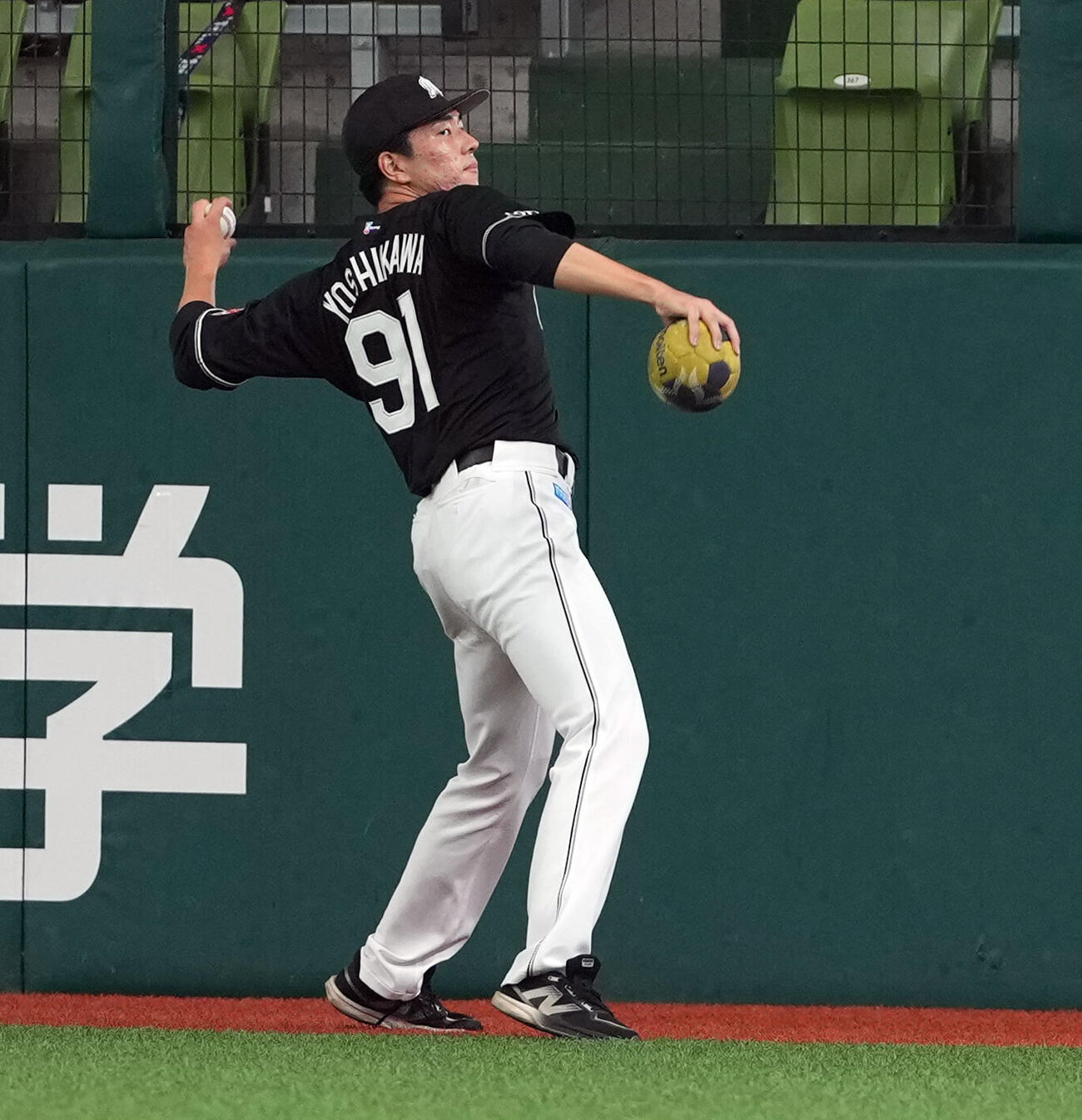 1軍に合流したロッテ吉川悠斗（左）（撮影・たえ見朱実）