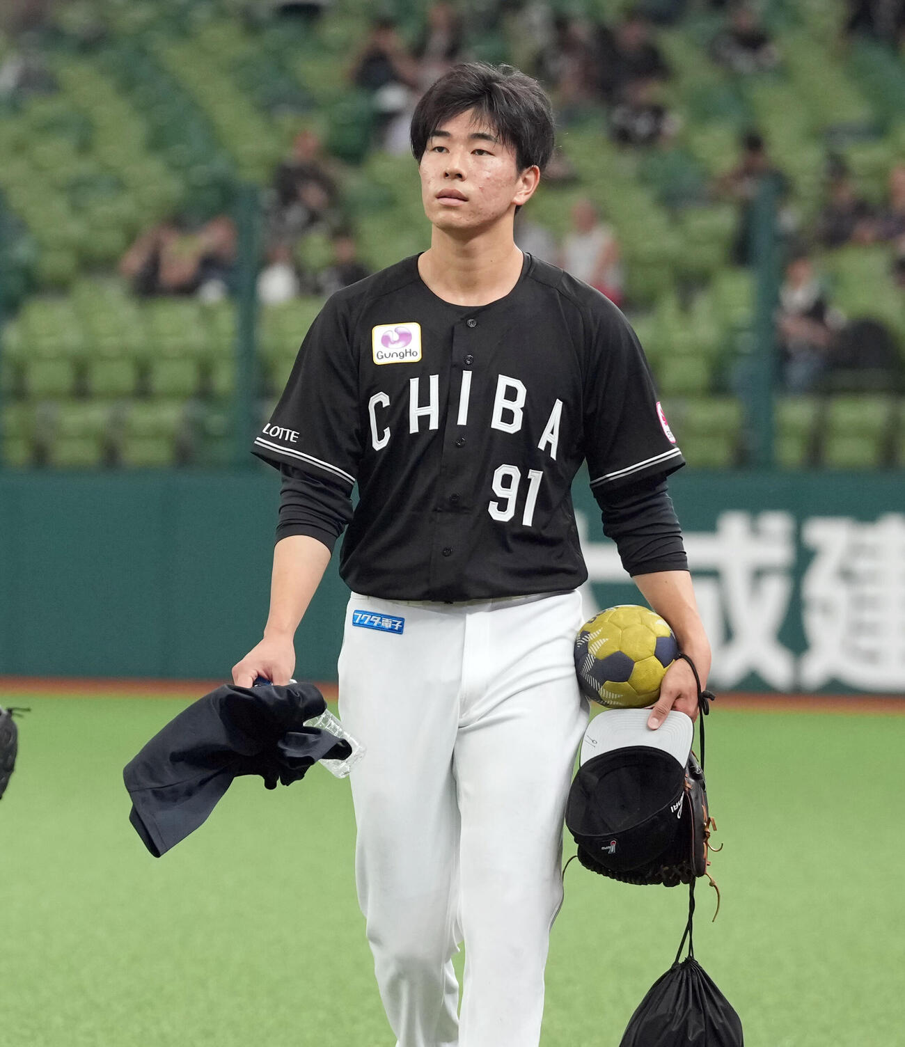 練習終了し、グラウンドを後にするロッテ吉川悠斗（撮影・たえ見朱実）