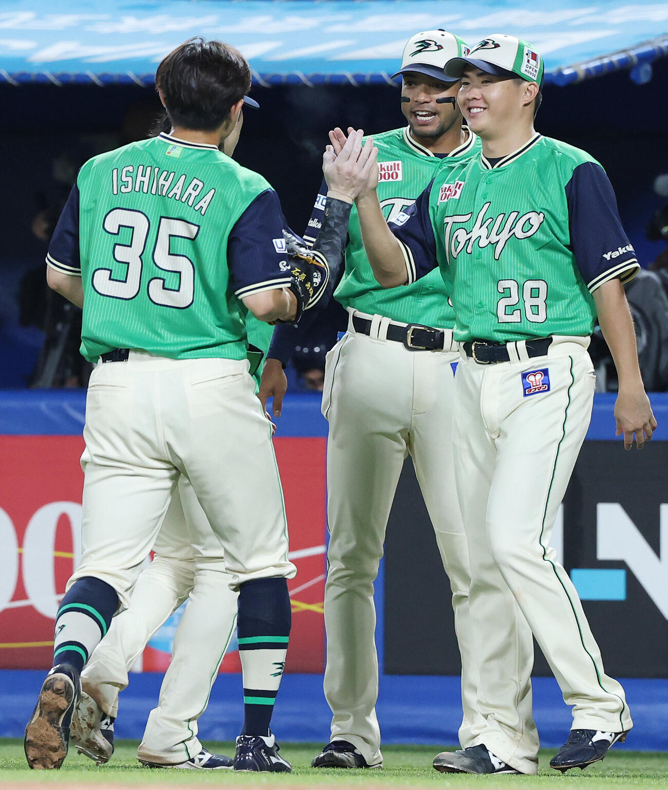 ヤクルト対DeNA 6回表DeNA2死二、三塁、林琢真を遊邪飛に打ち取った石原勇輝（左）を迎える松本健吾（撮影・宮地輝）
