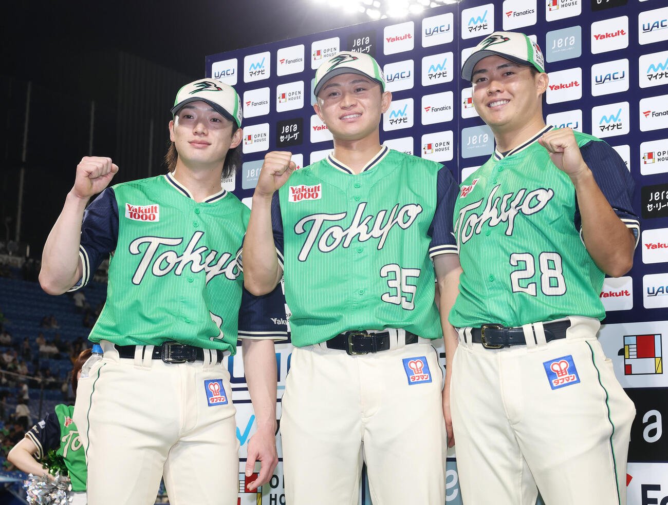 ヤクルト対DeNA DeNAに勝利し笑顔でガッツポーズするヤクルト長岡秀樹（左）、石原勇輝（中央）、松本健吾（撮影・宮地輝）