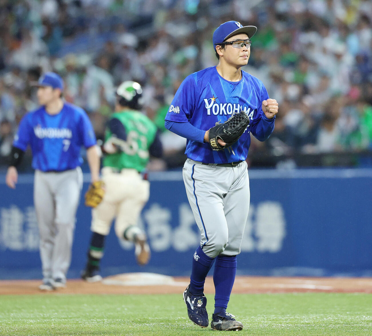 ヤクルト対DeNA 1回裏ヤクルト2死一塁、増田珠を遊ゴロに打ち取りガッツポーズする片山皓心（撮影・宮地輝）