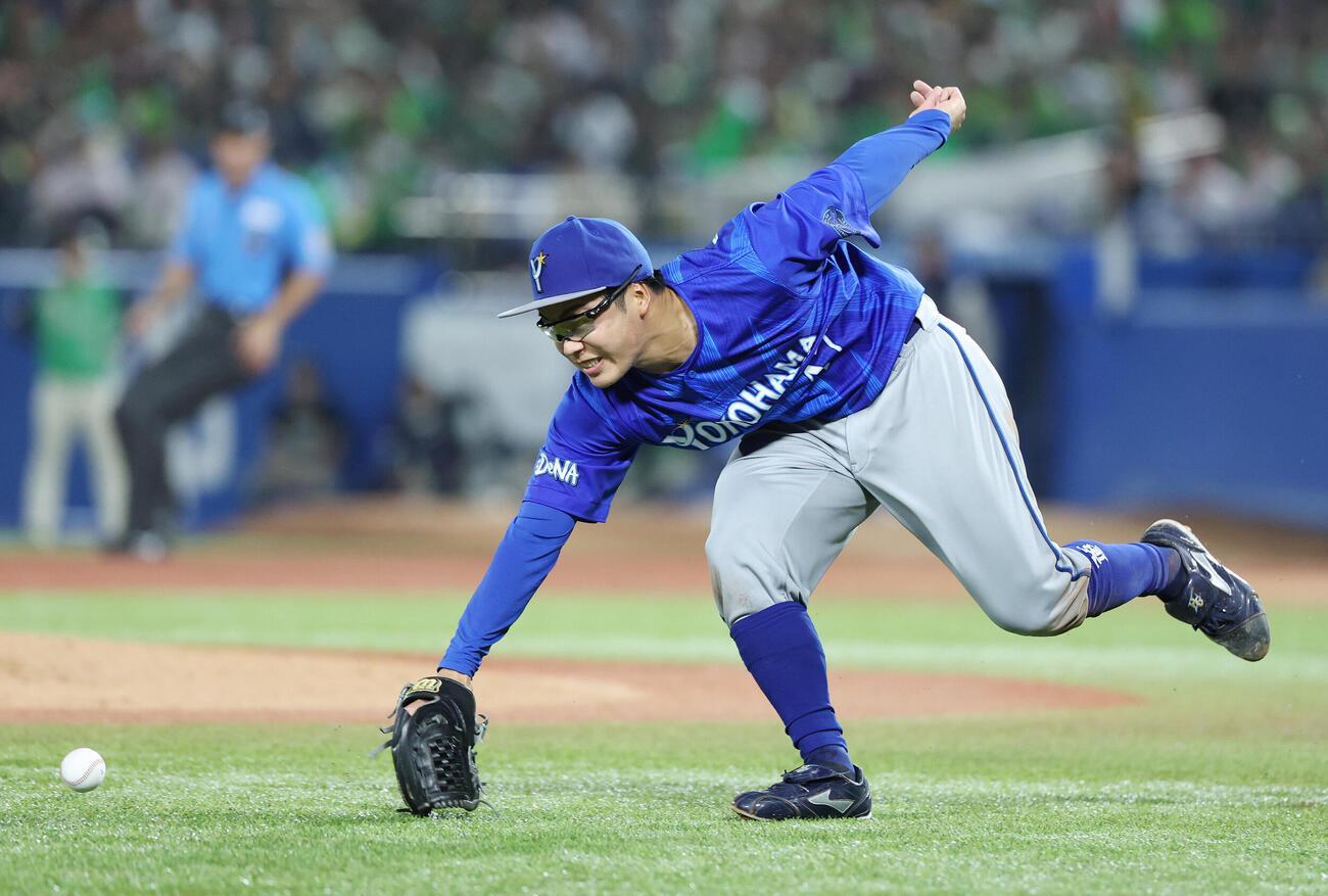 ヤクルト対DeNA 5回裏ヤクルト1死一塁、岩田幸宏にセーフティーバントを許す片山皓心（撮影・宮地輝）