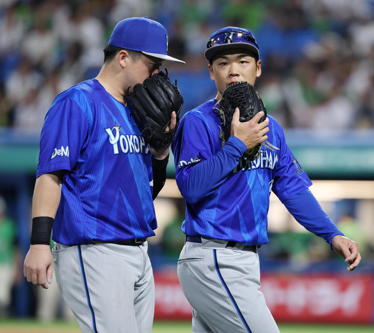 ヤクルト対DeNA 4回裏を無失点に抑えDeNA牧秀悟（左）と言葉を交わす片山皓心（撮影・宮地輝）