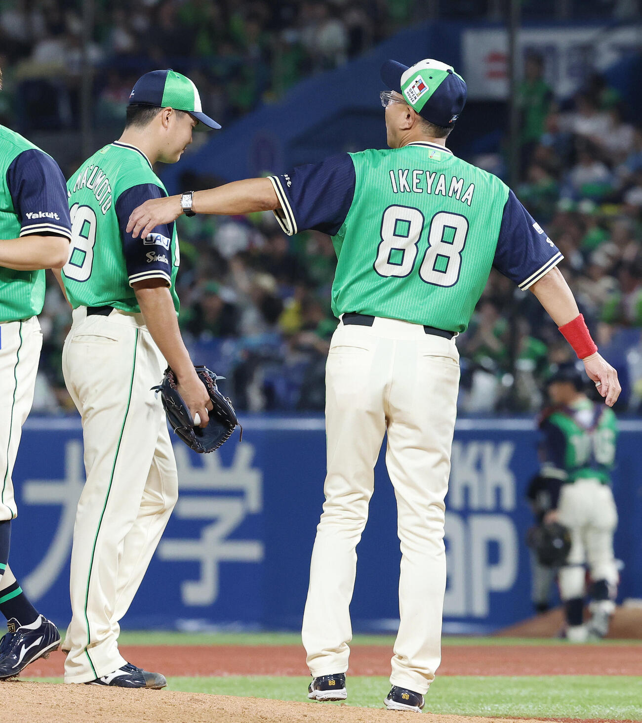 ヤクルト対DeNA 6回表途中、ヤクルト池山隆寛監督（右）に交代を告げられる松本健吾（撮影・宮地輝）