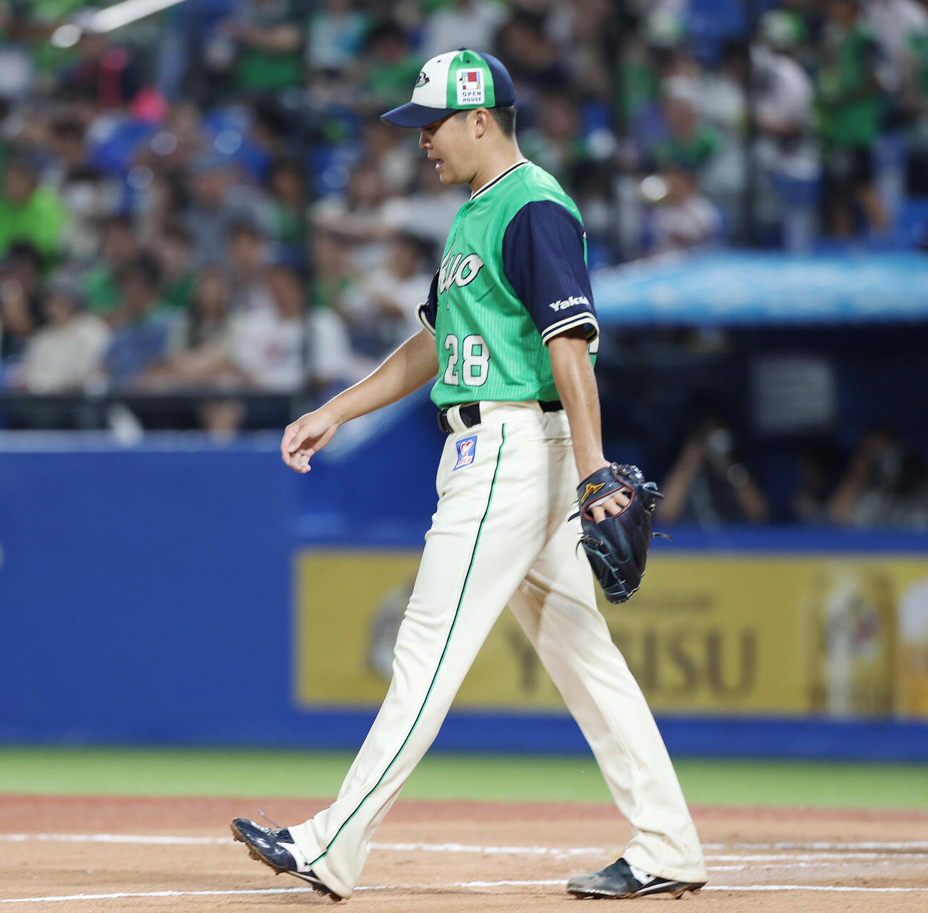 ヤクルト対DeNA 6回表DeNA無死一、二塁、ヘラル・エンカーナシオンに適時打を浴びる松本健吾（撮影・宮地輝）