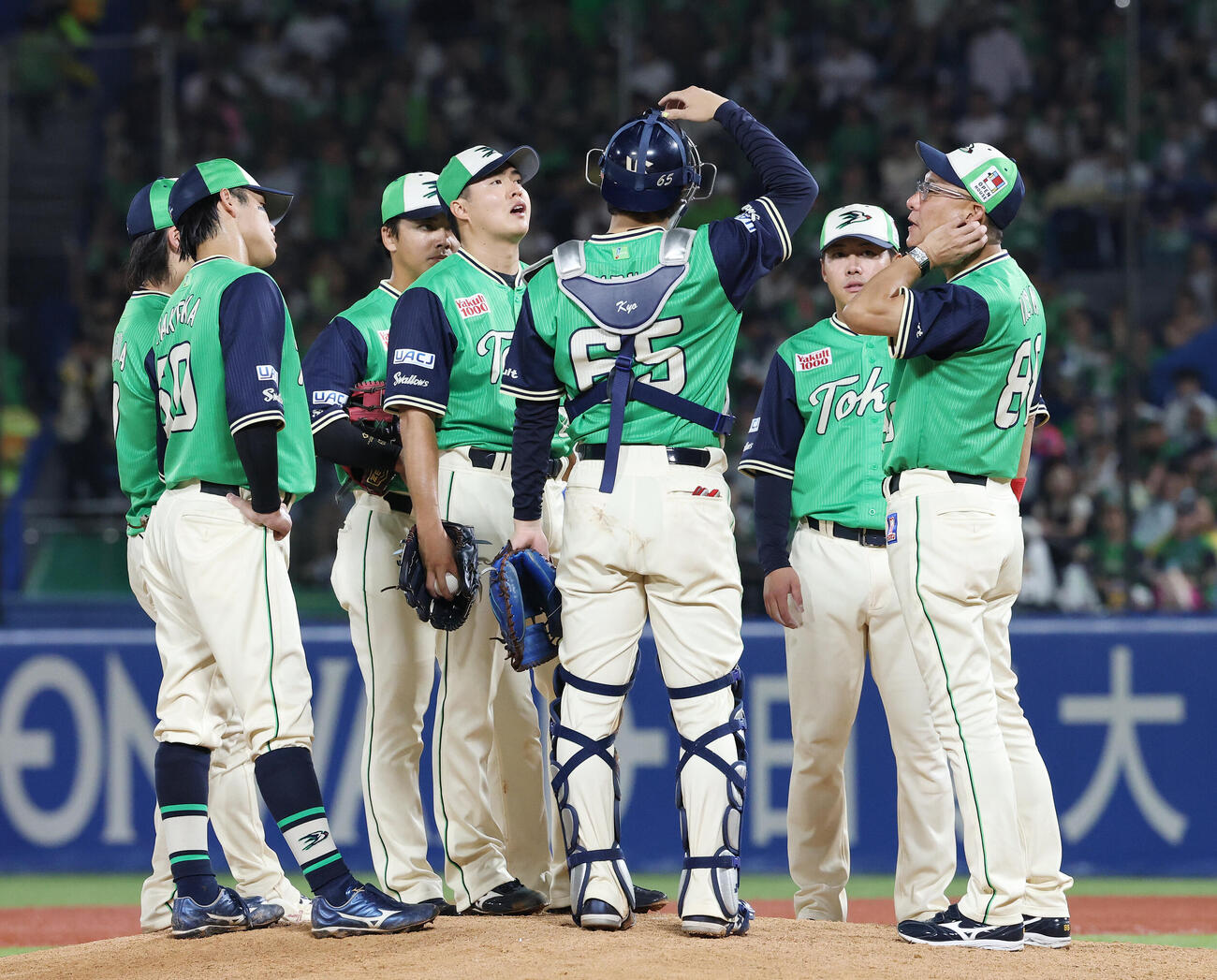 ヤクルト対DeNA 6回表途中、ヤクルト池山隆寛監督（右）に交代を告げられる松本健吾（中央）（撮影・宮地輝）