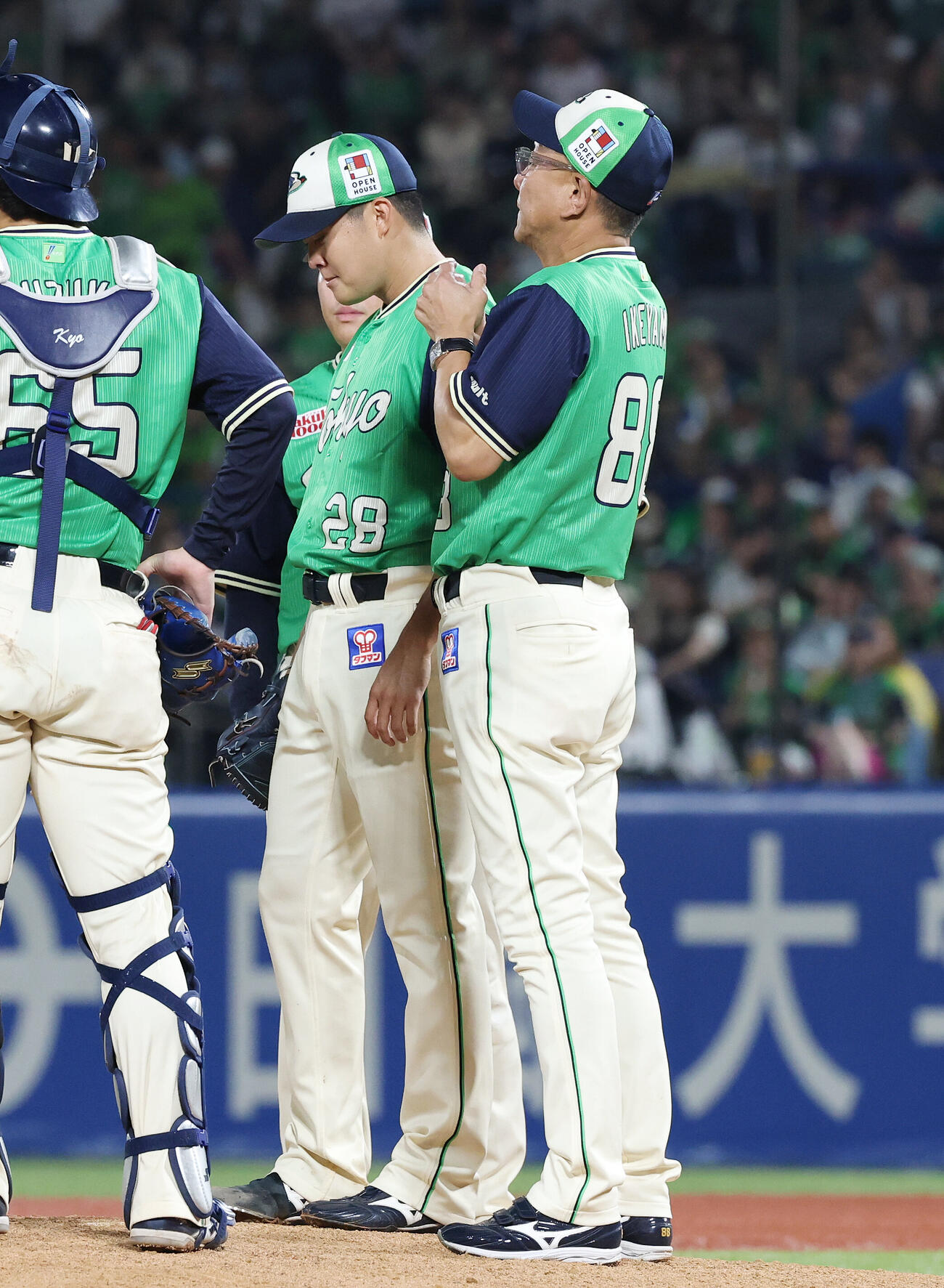 ヤクルト対DeNA 6回表途中、ヤクルト池山隆寛監督（右）に交代を告げられる松本健吾（撮影・宮地輝）