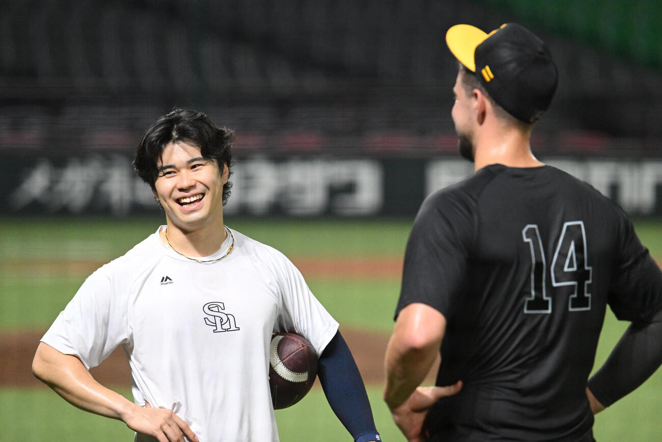 ジャクソン・ラトリッジ（右）と話す松本晴（撮影・林敢治）