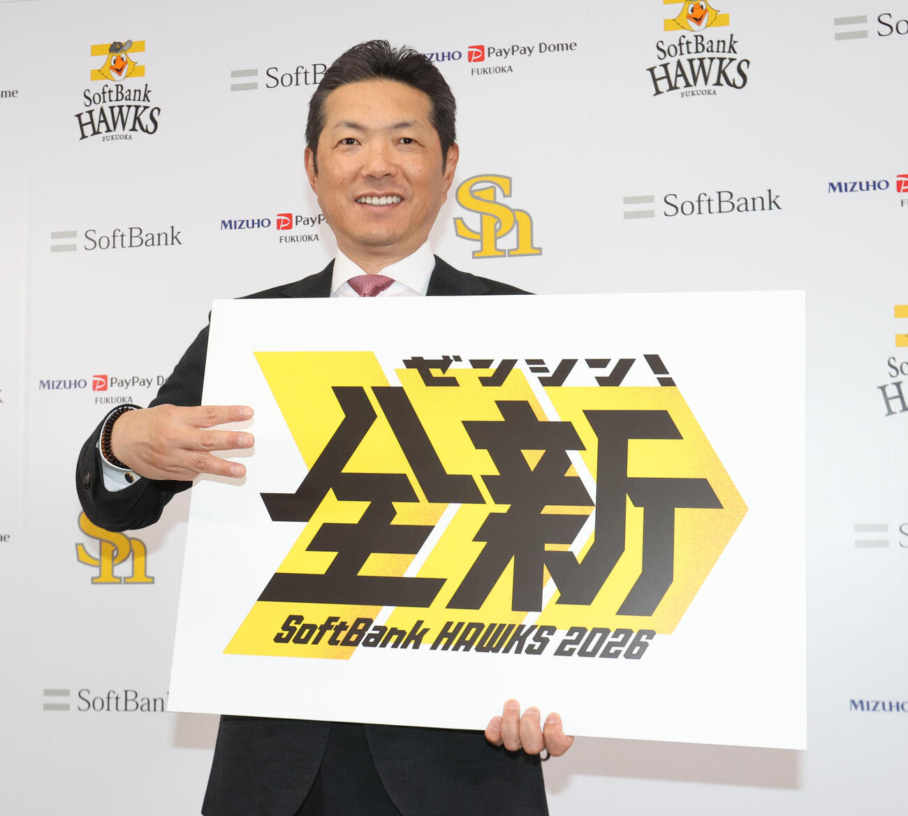 今季のスローガンは「全新（ゼンシン）」、笑顔でポーズをとる小久保監督（撮影・梅根麻紀）