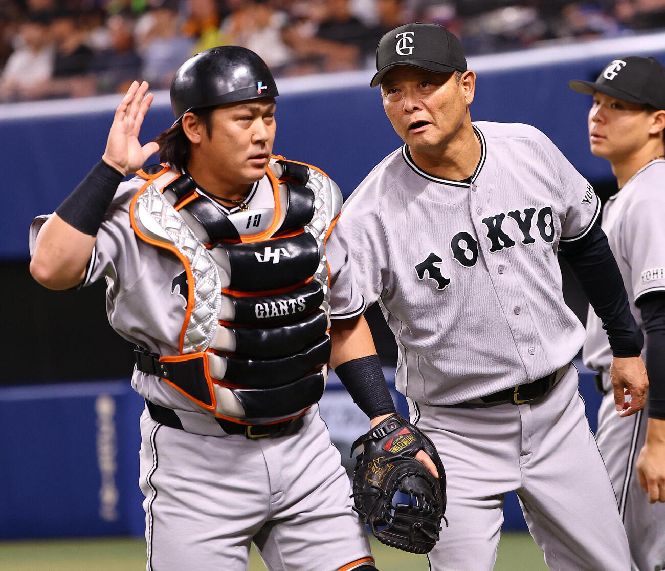 選手交代を告げた巨人橋上監督代行（右）は甲斐に声を掛ける（2026年8月15日撮影）