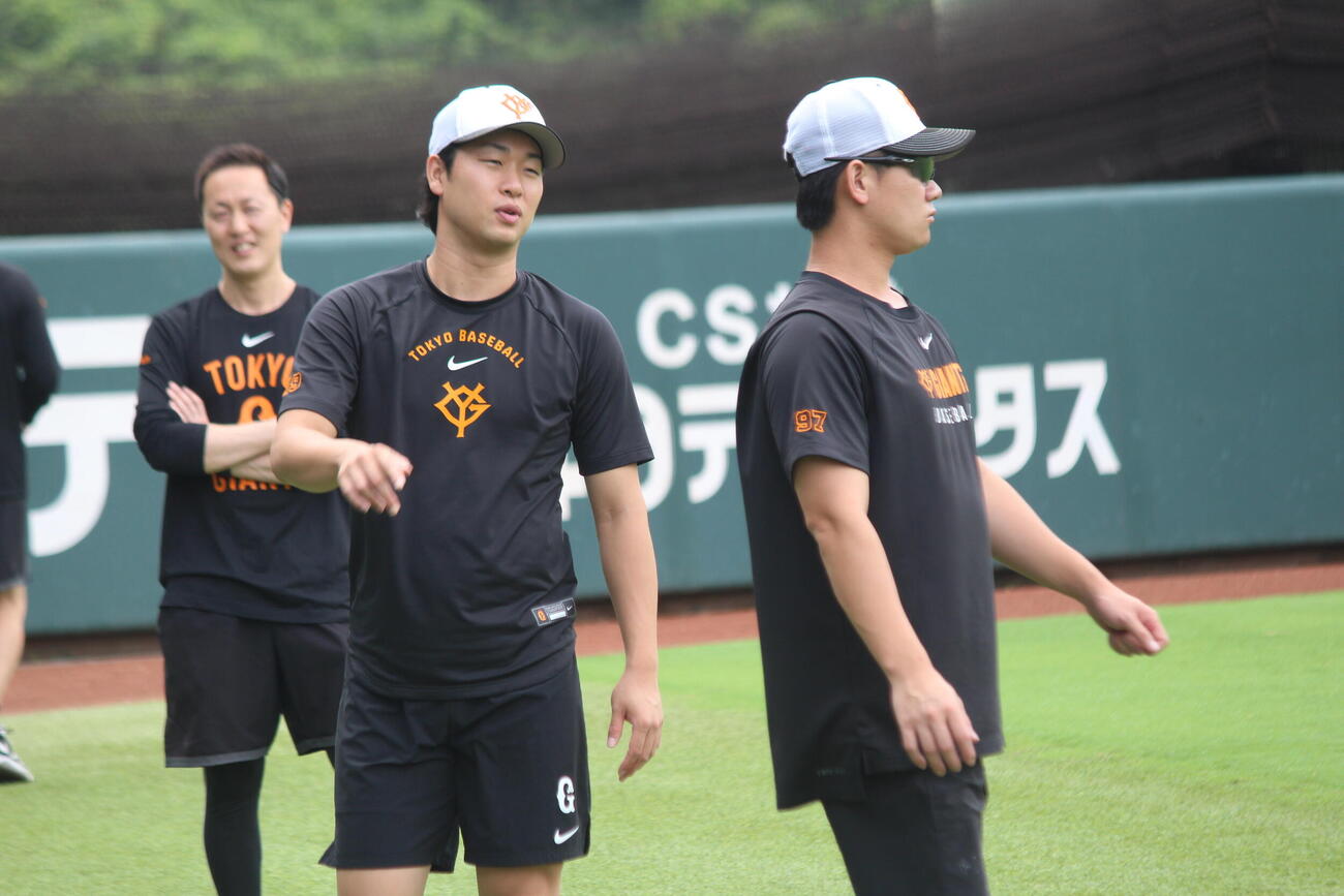 山崎は笑顔で井上に話しかける