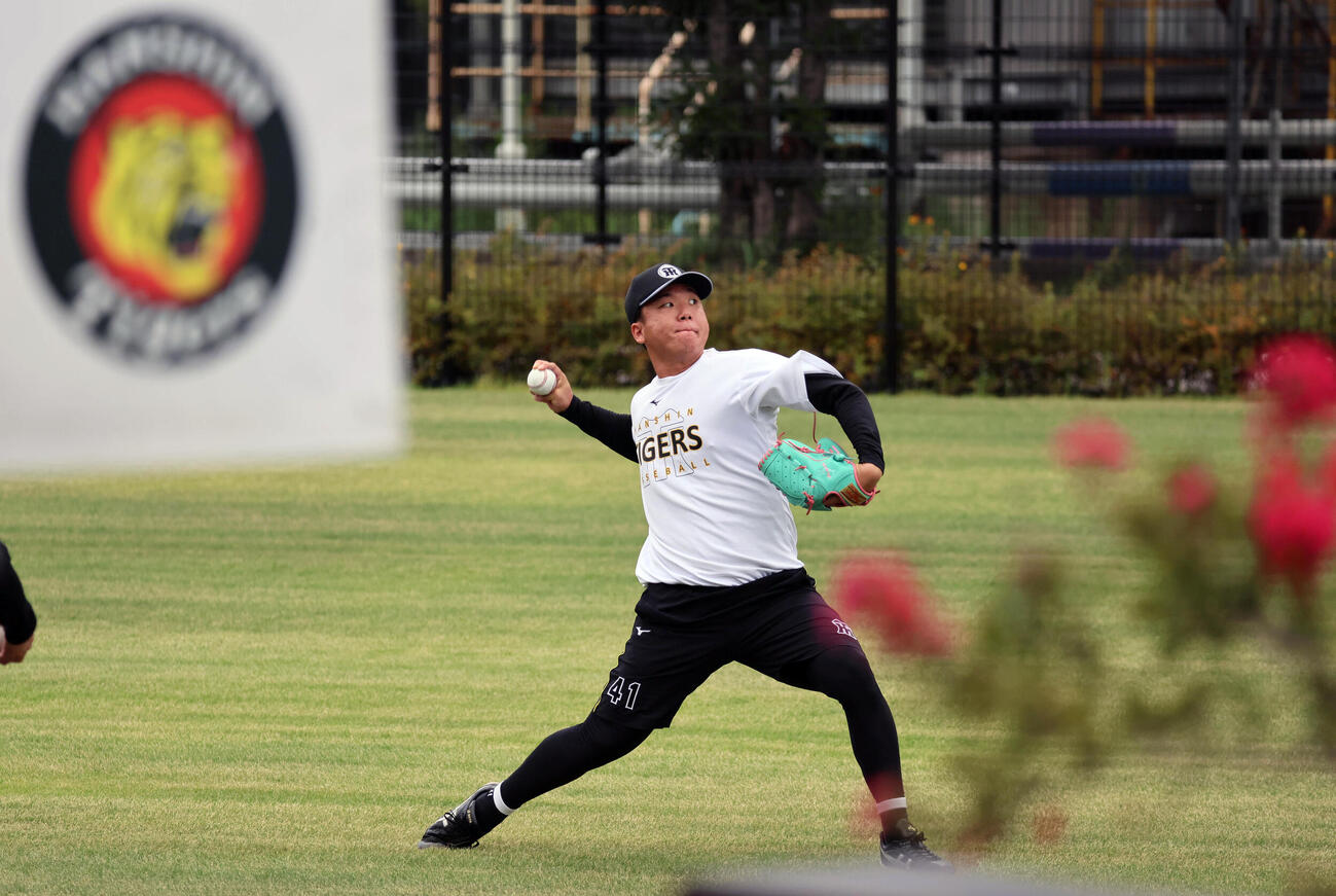 キャッチボールに励む阪神村上頌樹（撮影・宮崎幸一）