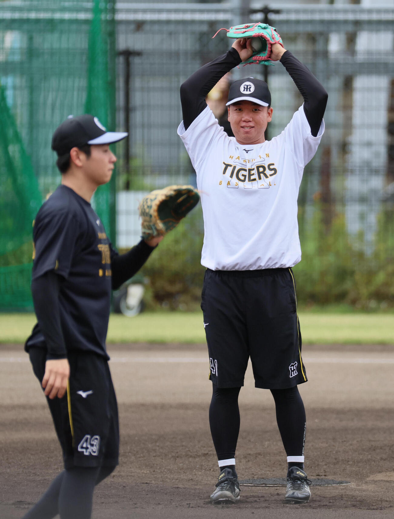 キャッチボールに励む阪神村上頌樹。左は下村海翔（撮影・宮崎幸一）