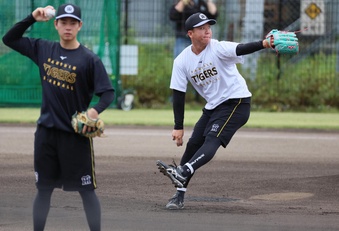 キャッチボールに励む阪神村上頌樹。左は下村海翔（撮影・宮崎幸一）