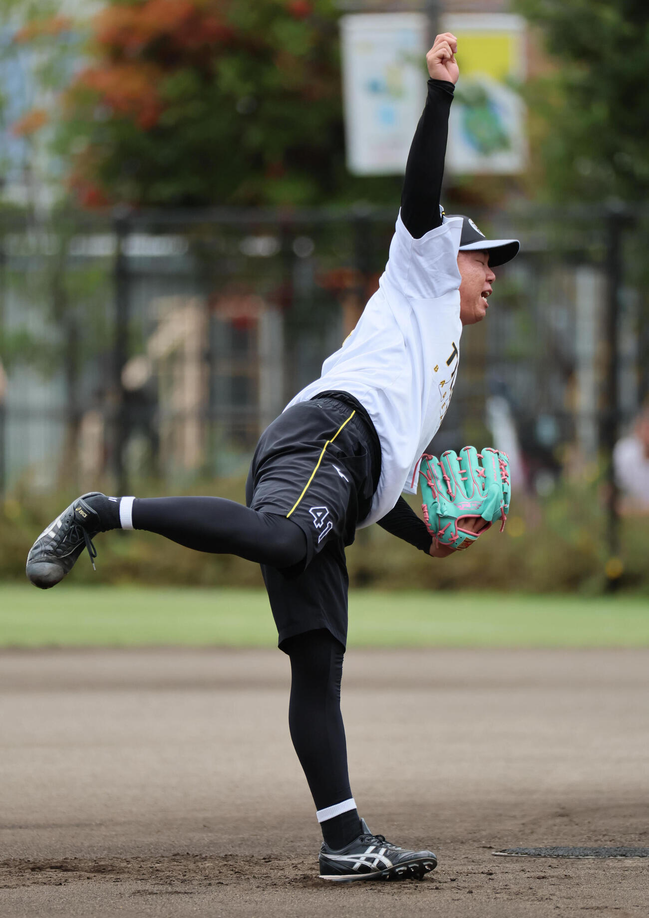キャッチボールに励む阪神村上頌樹（撮影・宮崎幸一）