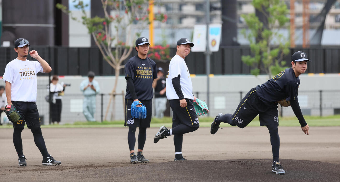 ノックを受ける、左から阪神伊藤将司、高橋遥人、村上頌樹、下村海翔（撮影・宮崎幸一）