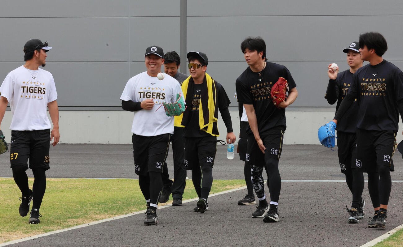 投手指名練習でサブグラウンドに向かう、左から阪神伊藤将司、村上頌樹、伊原陵人、才木浩人、下村海翔、高橋遥人（撮影・宮崎幸一）