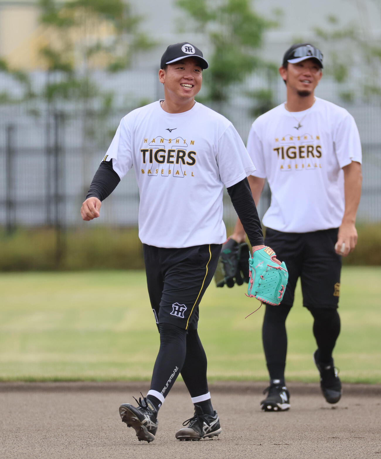 笑顔を見せる阪神村上頌樹。右は伊藤将司（撮影・宮崎幸一）