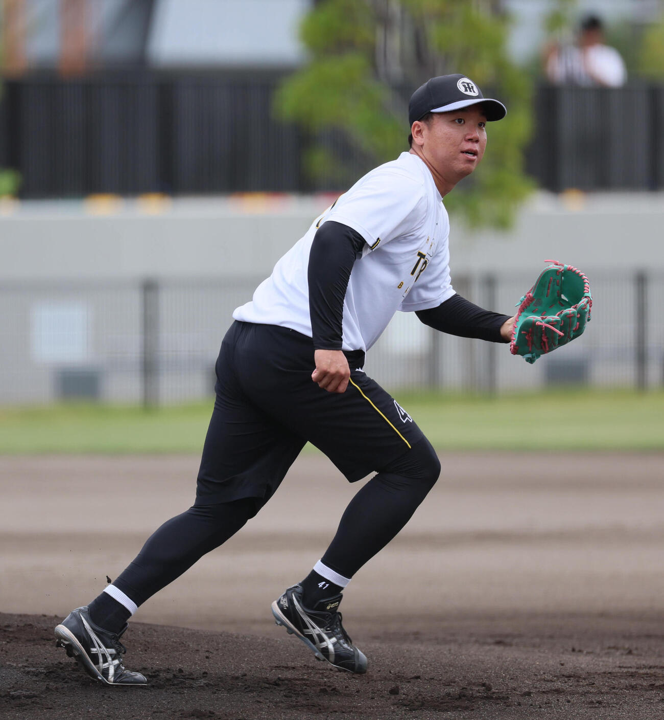 ノックを受ける阪神村上頌樹（撮影・宮崎幸一）