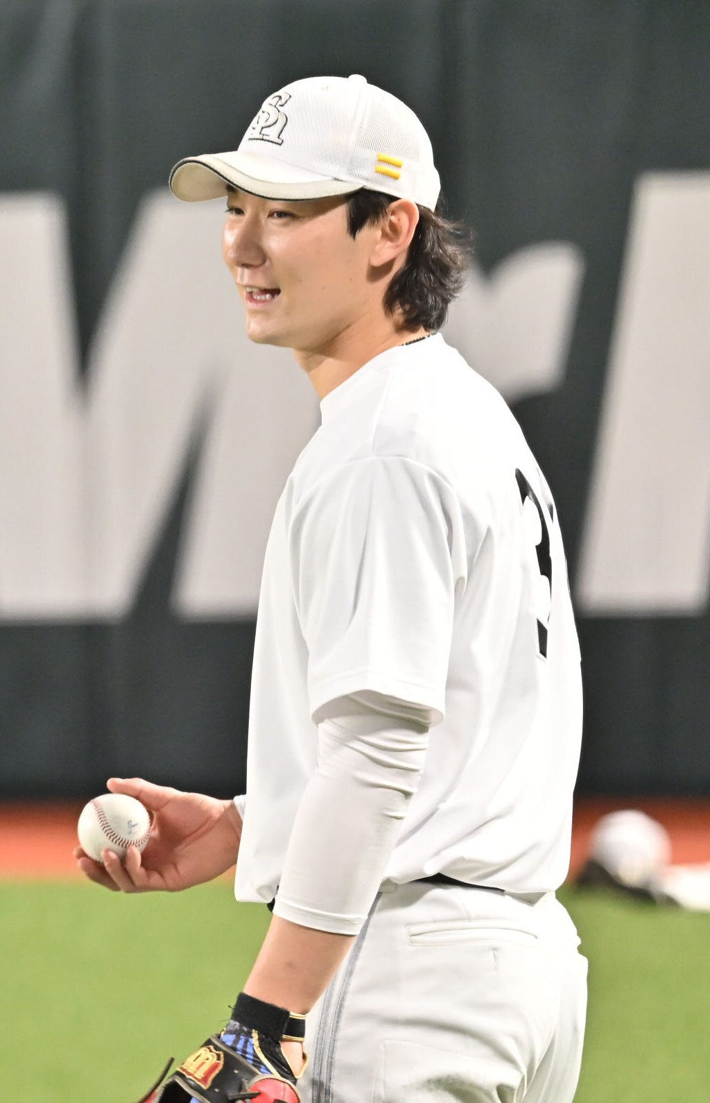 7月、試合前練習で笑顔をみせる正木智也