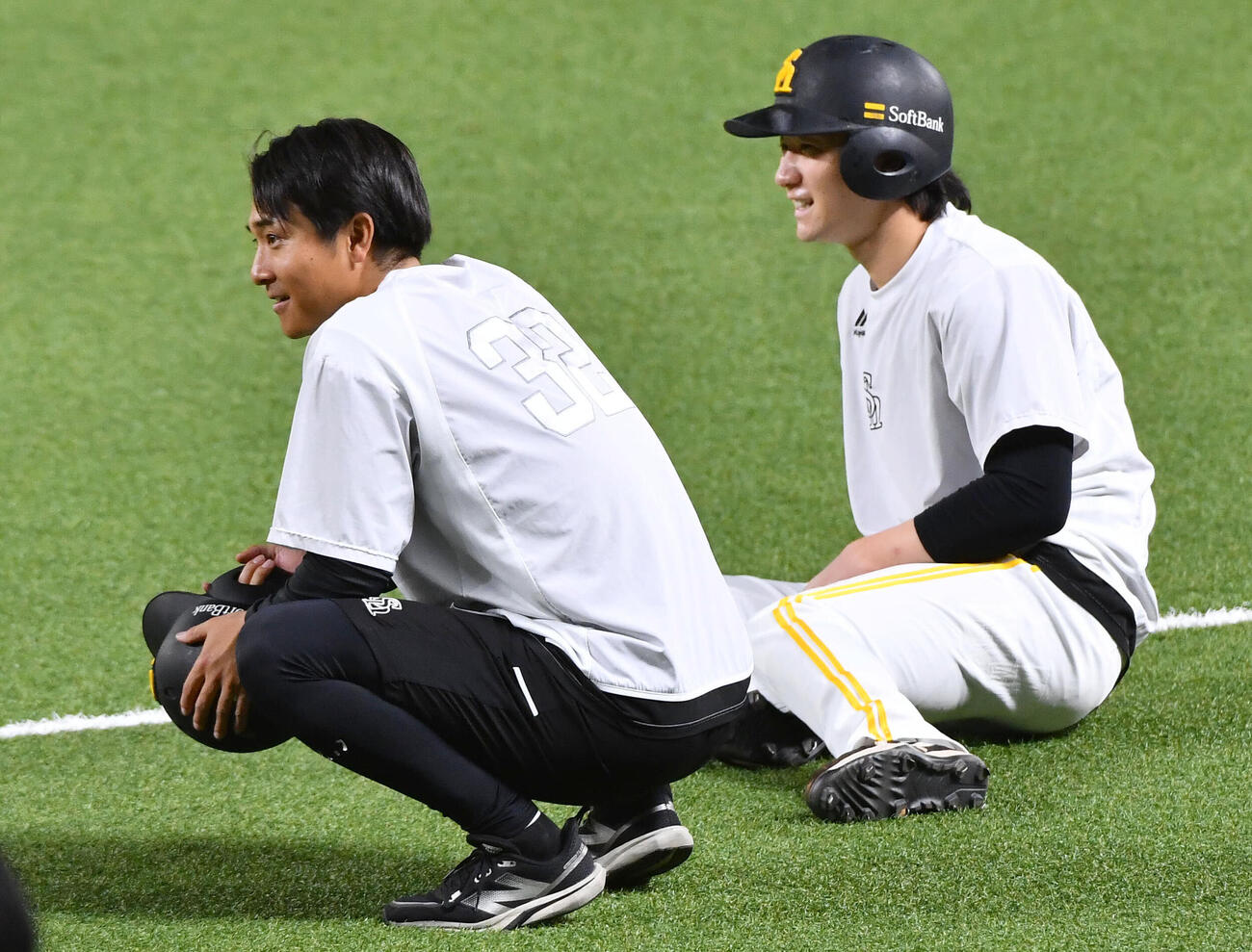 6月、ソフトバンク対阪神　試合前、町達（左）と談笑する正木智也