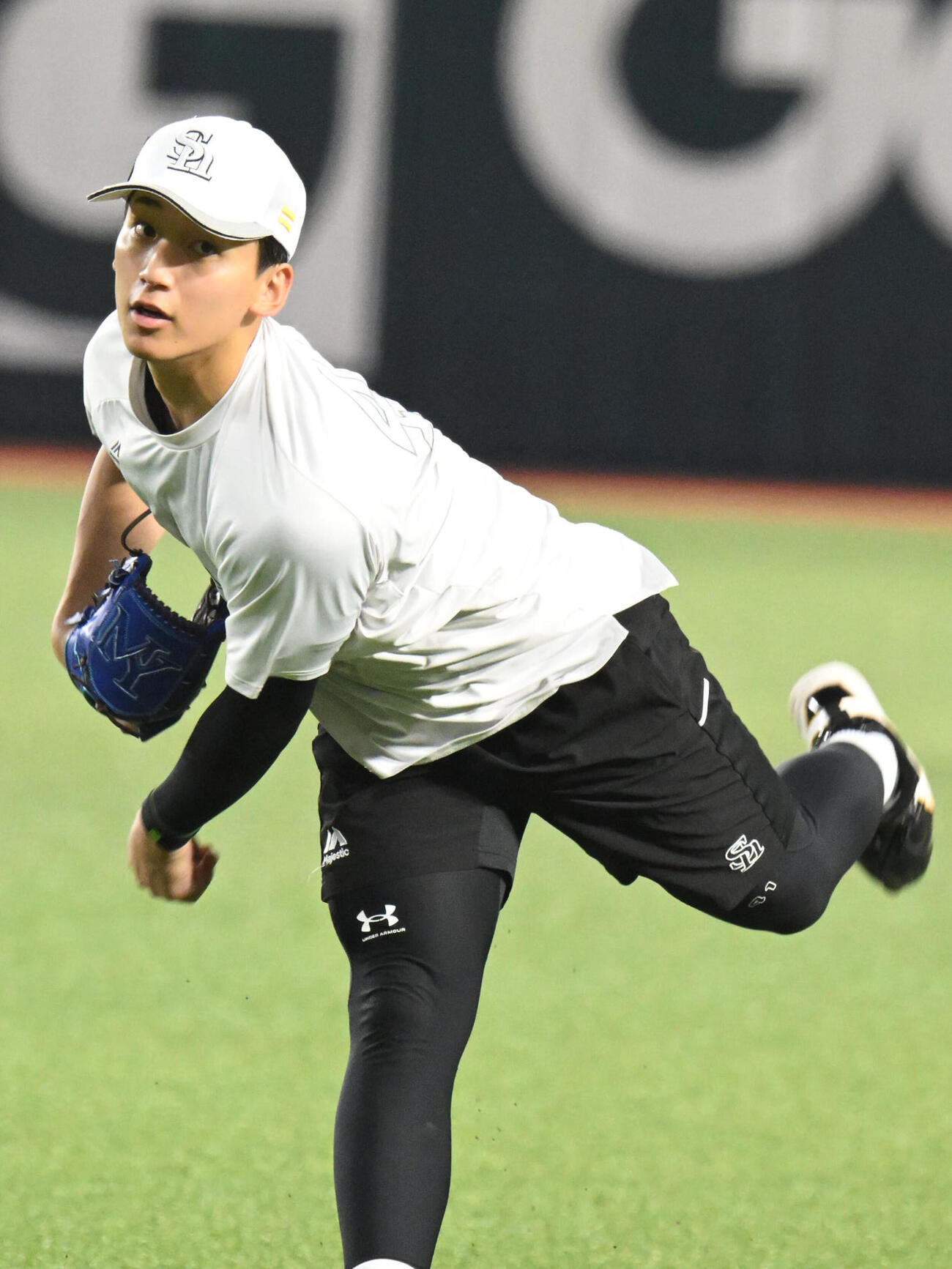 キャッチボールを行うソフトバンク前田悠伍（撮影・林敢治）