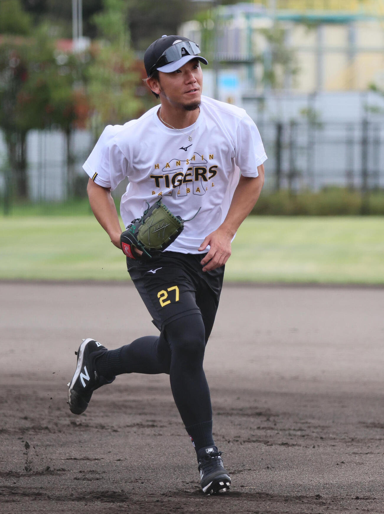 ノックを受ける阪神伊藤将司（撮影・宮崎幸一）