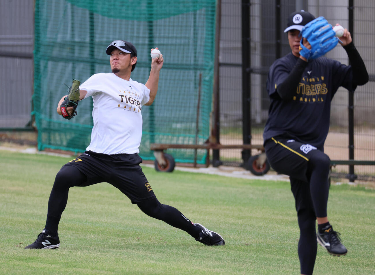 キャッチボールに励む阪神伊藤将司（左）と高橋遥人（撮影・宮崎幸一）