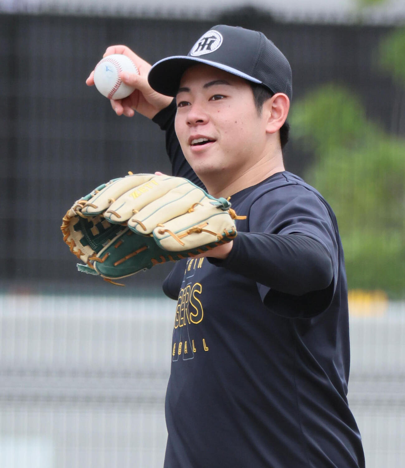ノックを受ける阪神下村海翔（撮影・宮崎幸一）