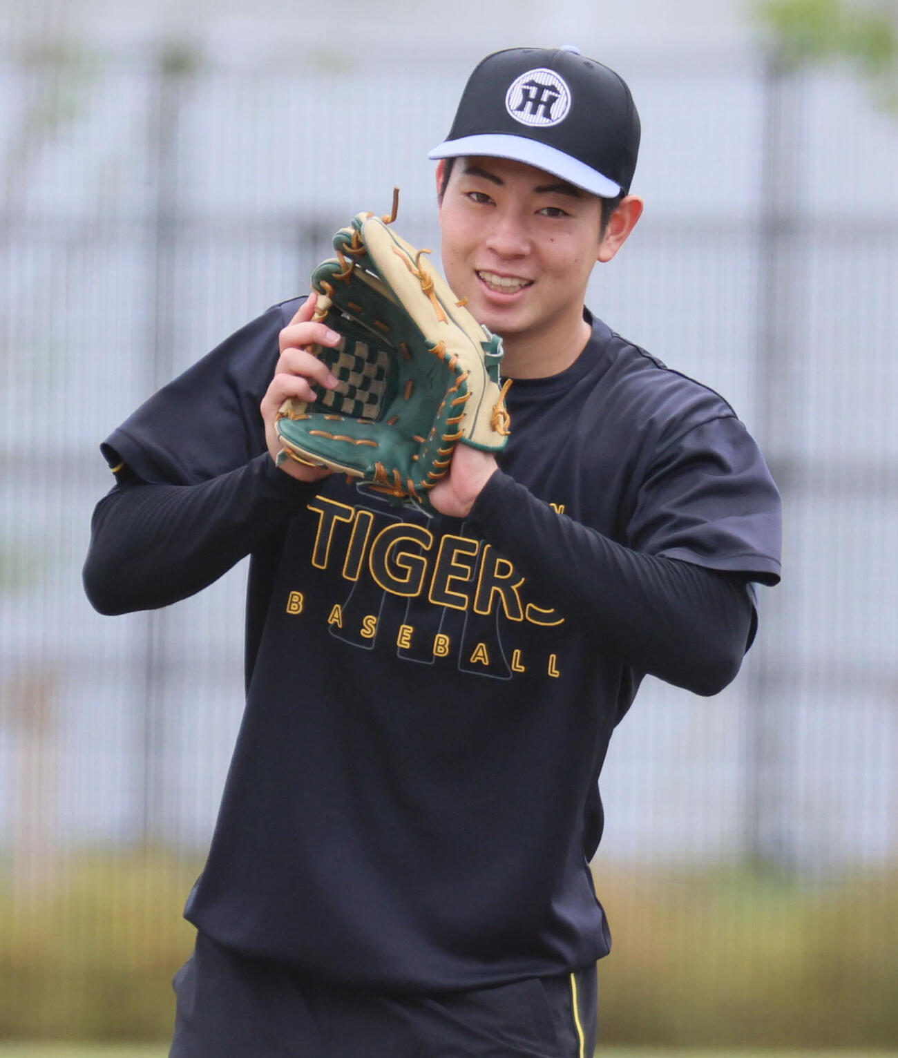 ノックを受ける阪神下村海翔（撮影・宮崎幸一）