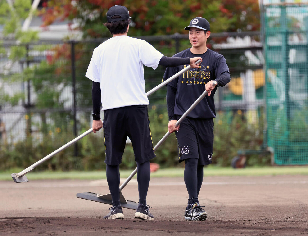 練習を終え整備する阪神下村海翔（撮影・宮崎幸一）