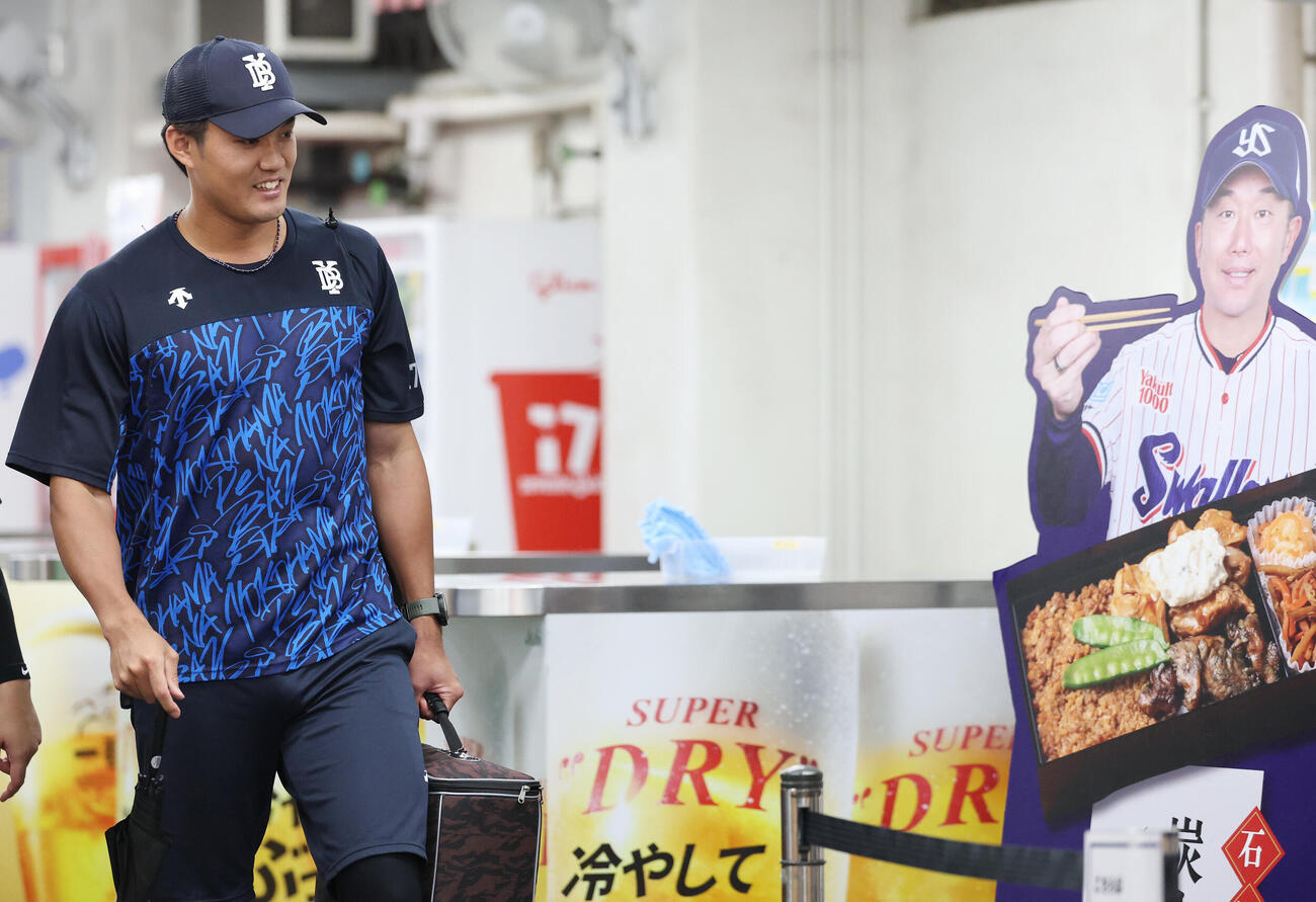 練習場に向かうDeNA藤浪晋太郎（2026年8月16日撮影）
