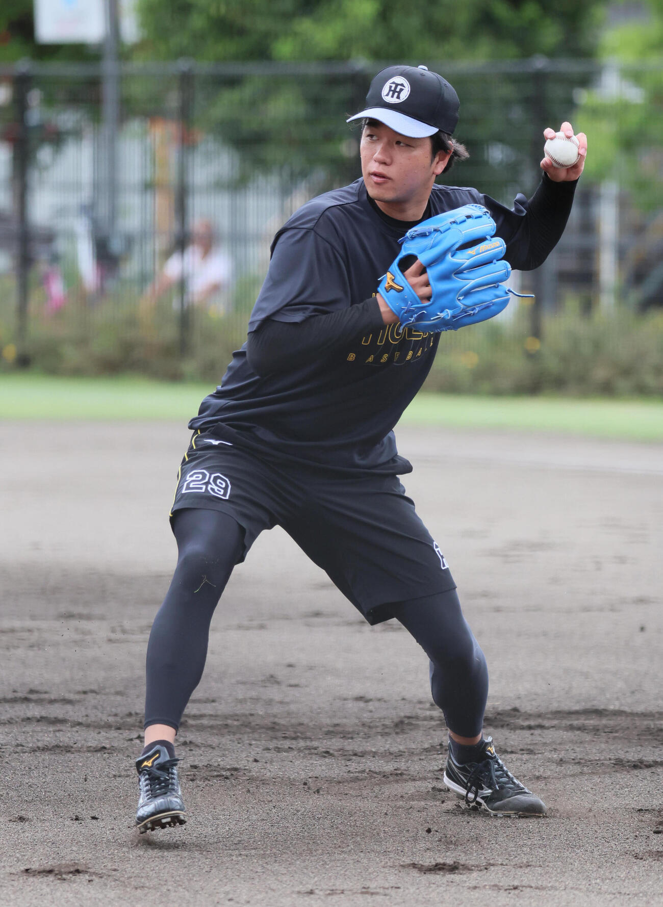 ノックを受ける阪神高橋遥人（撮影・宮崎幸一）