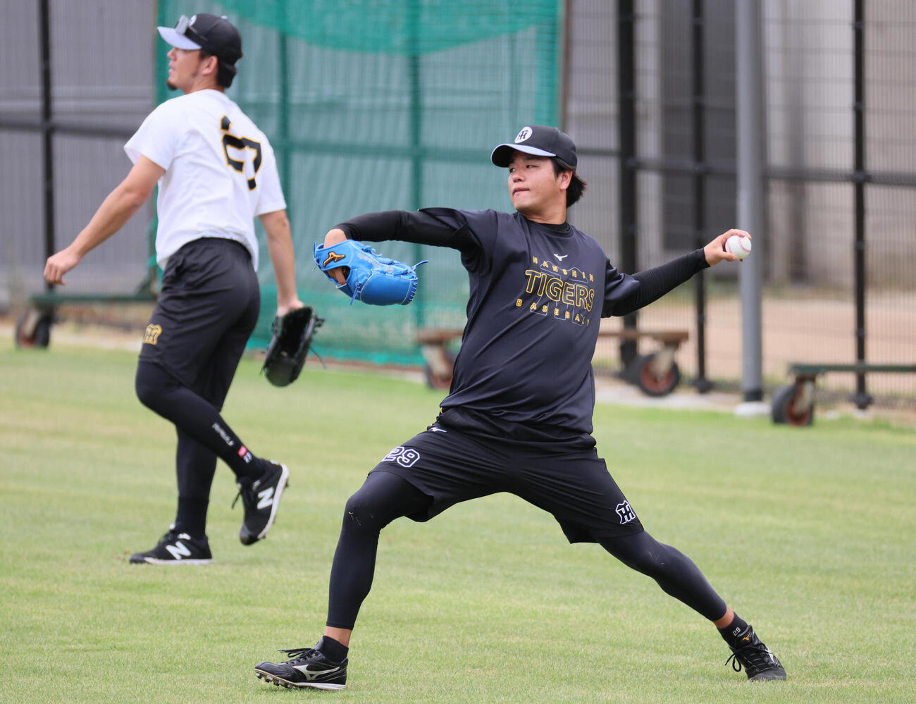 キャッチボールに励む阪神高橋遥人（撮影・宮崎幸一）