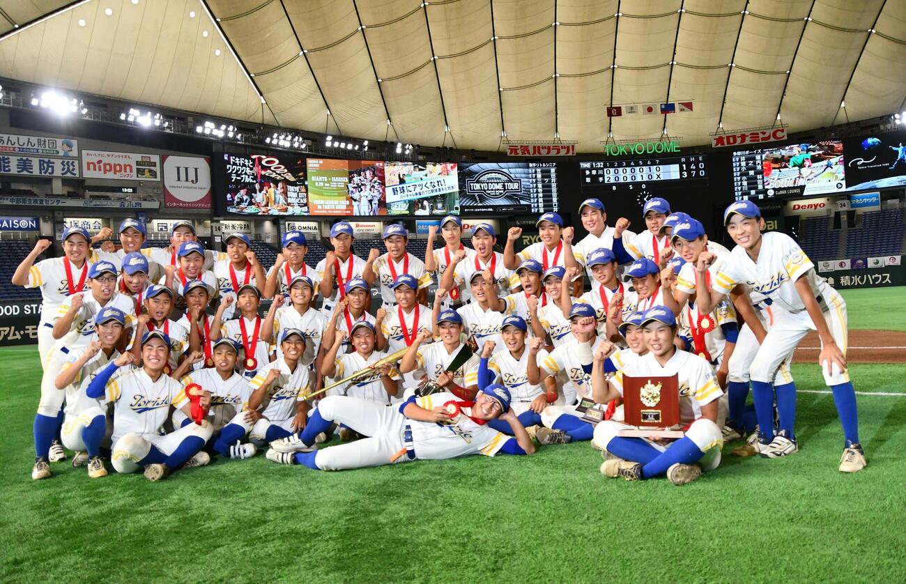 取手シニアはスタンドの3年生とともに日本一の喜びを分かち合った