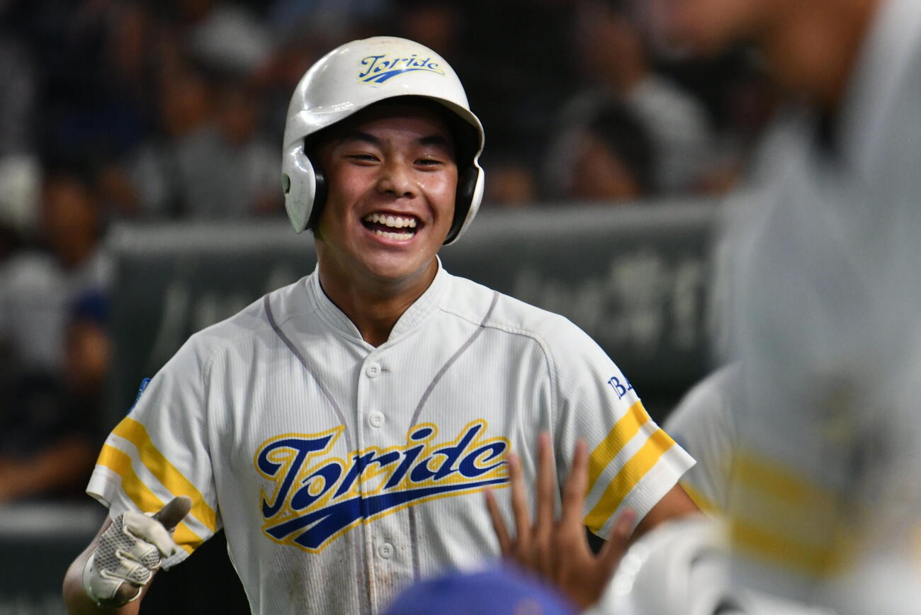 先制ホームを踏んだ取手・笠原は笑顔でベンチに戻った。大会を通じて、1番打者、投手としてフル回転した