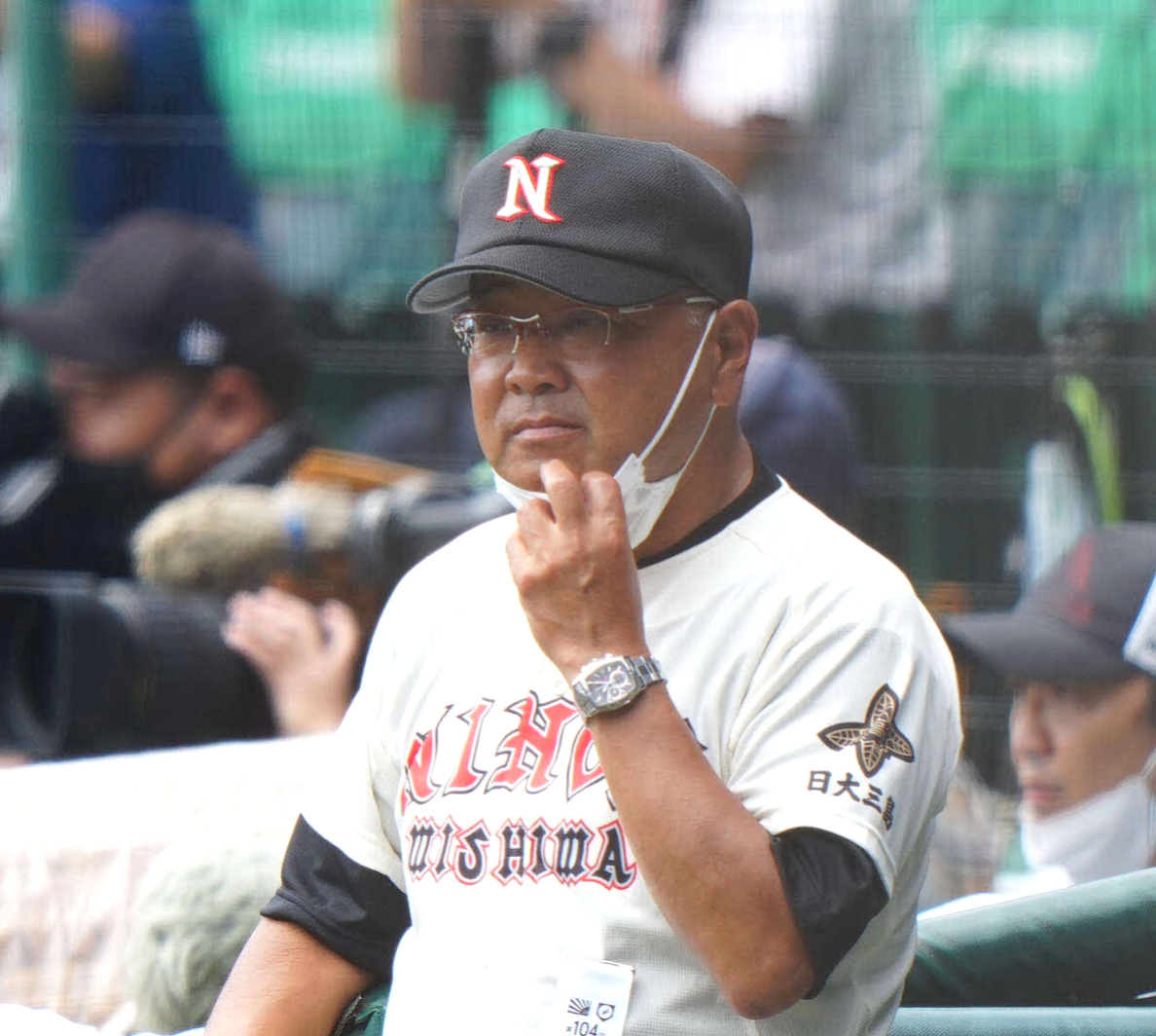 日大三島対国学院栃木　1回表、ベンチから戦況を見つめる日大三島・永田監督（撮影・江口和貴）