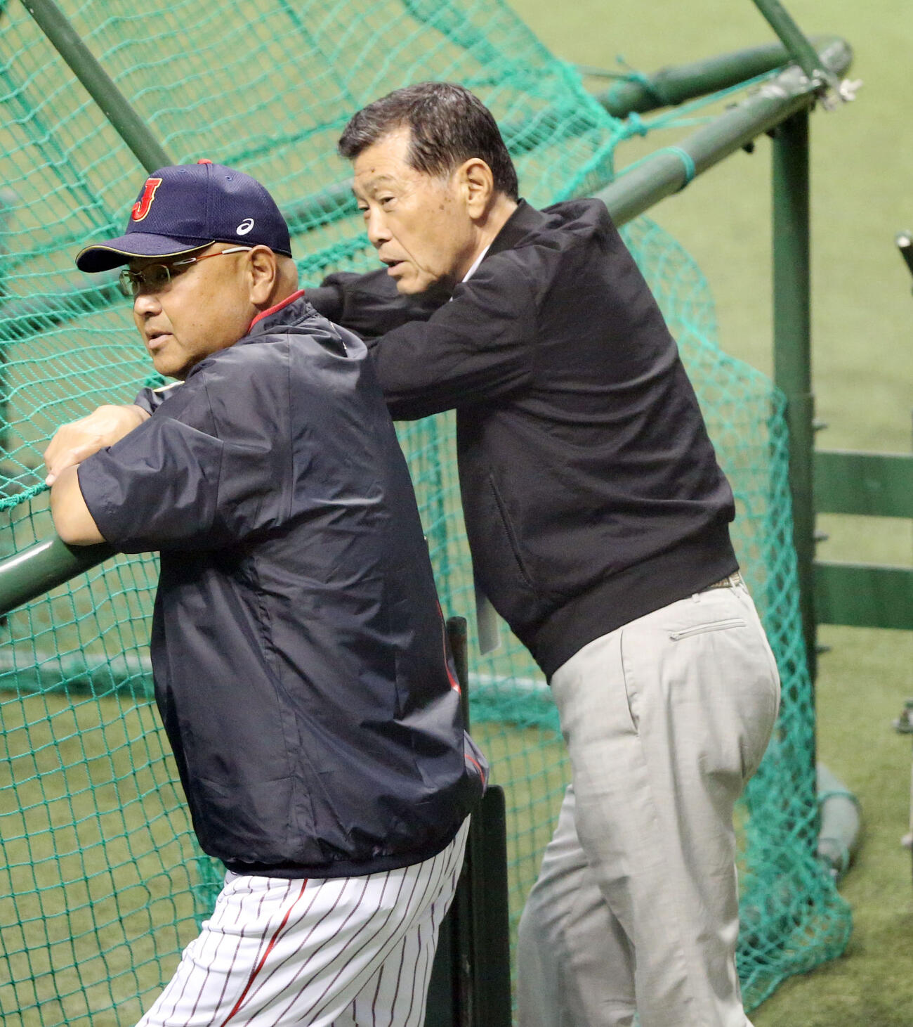 U18の練習を視察する渡辺元智氏と永田裕治監督（2018年撮影）
