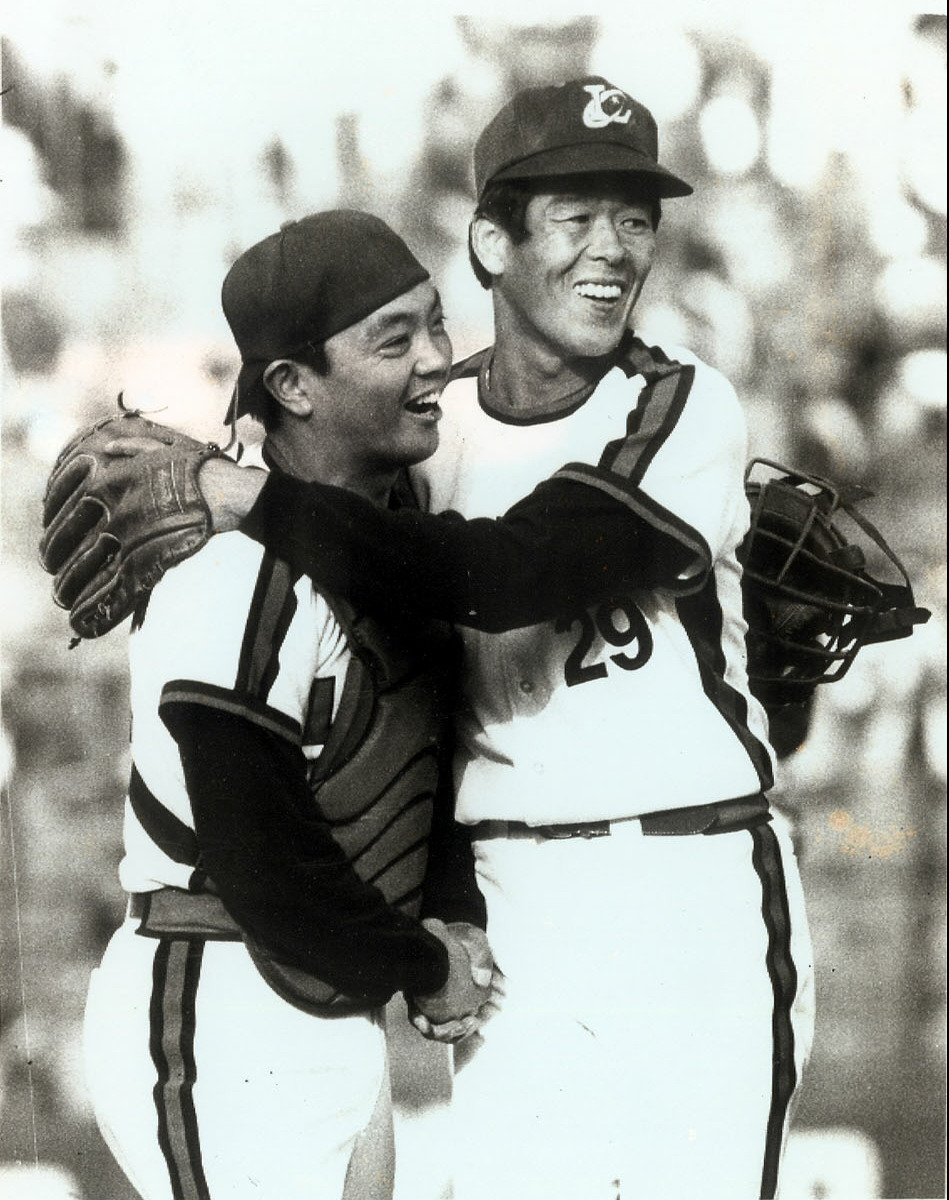 右ひじ手術後初勝利を挙げ、袴田英利捕手と抱き合い喜ぶロッテ・村田兆治（1985年4月撮影）