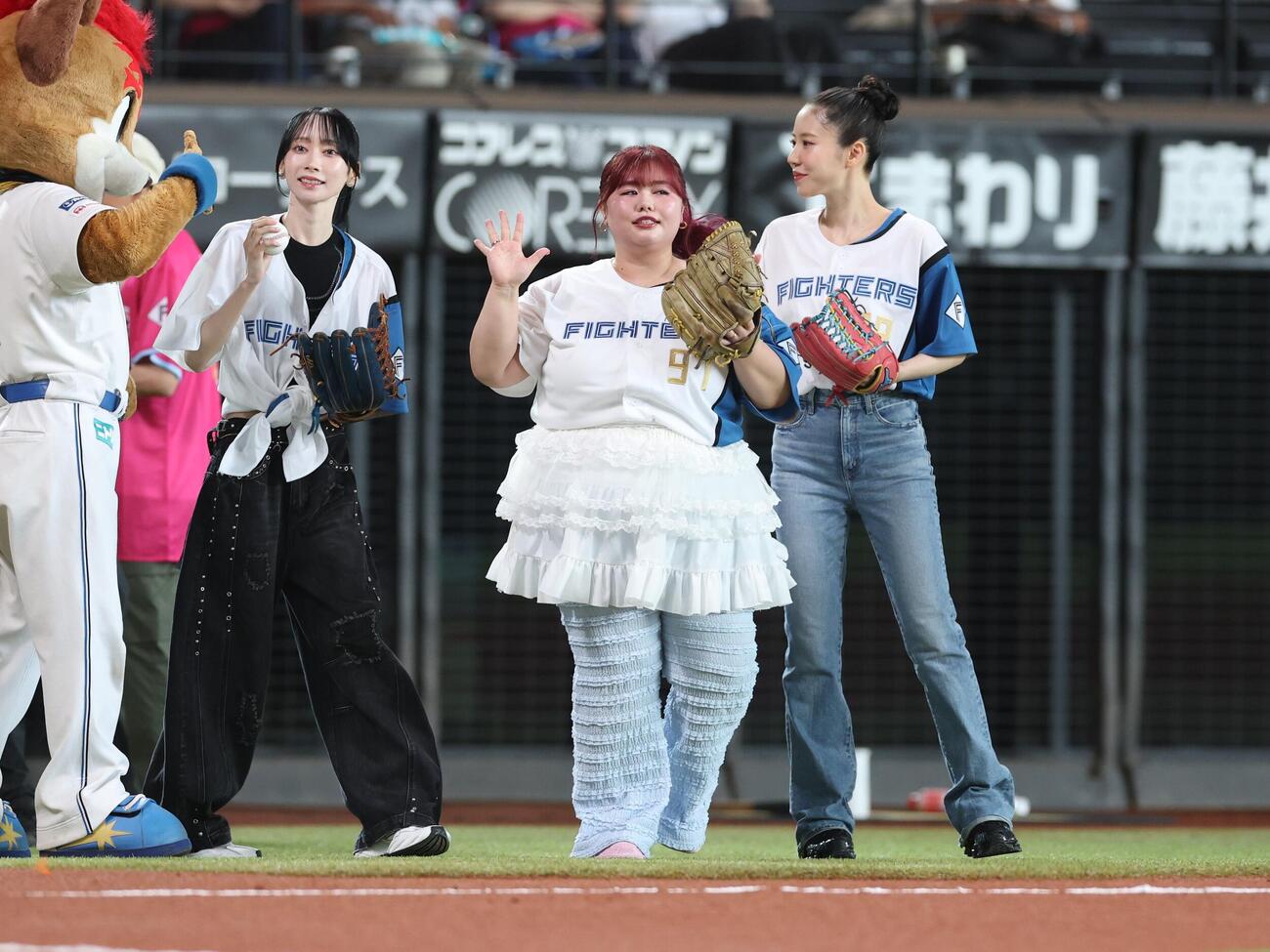 日本ハム対ソフトバンク　ファーストピッチセレモニーに登場のくれいじーまぐねっと（撮影・黒川智章）